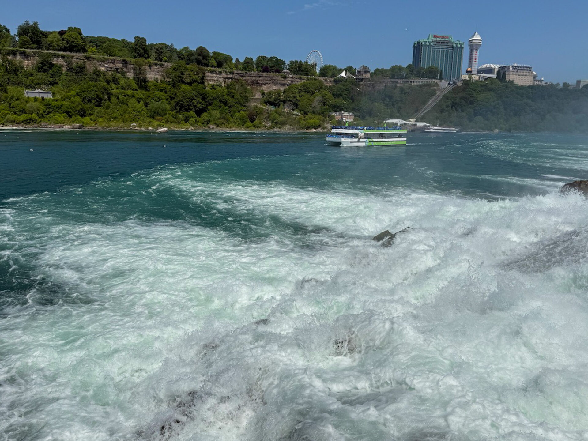 Maid of the Mist in der Näher der Niagarafällen bei den Great Lakes