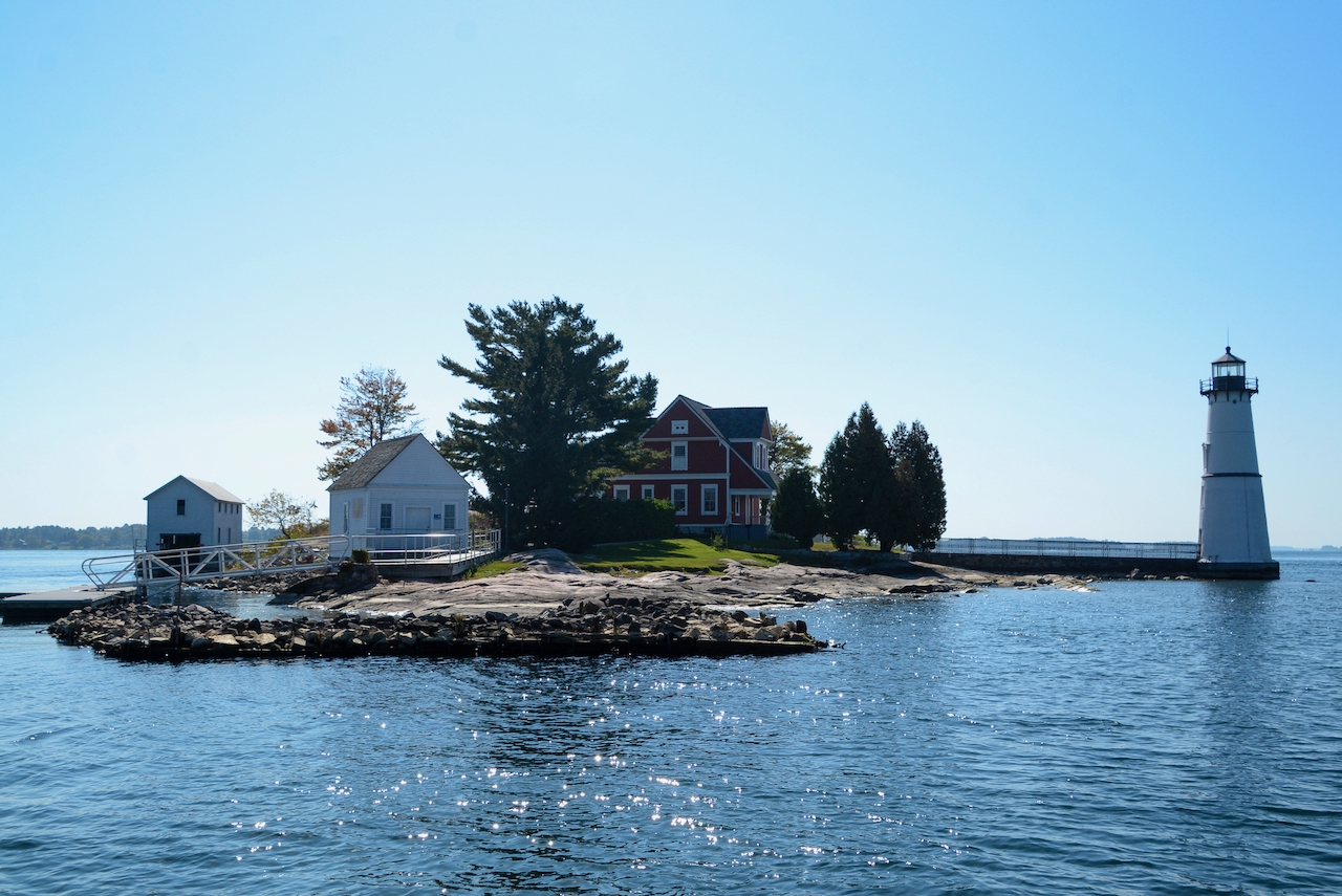 Kleine Insel mit Leuchtturm in den Thousand Islands zwischen New York State und Kanada 