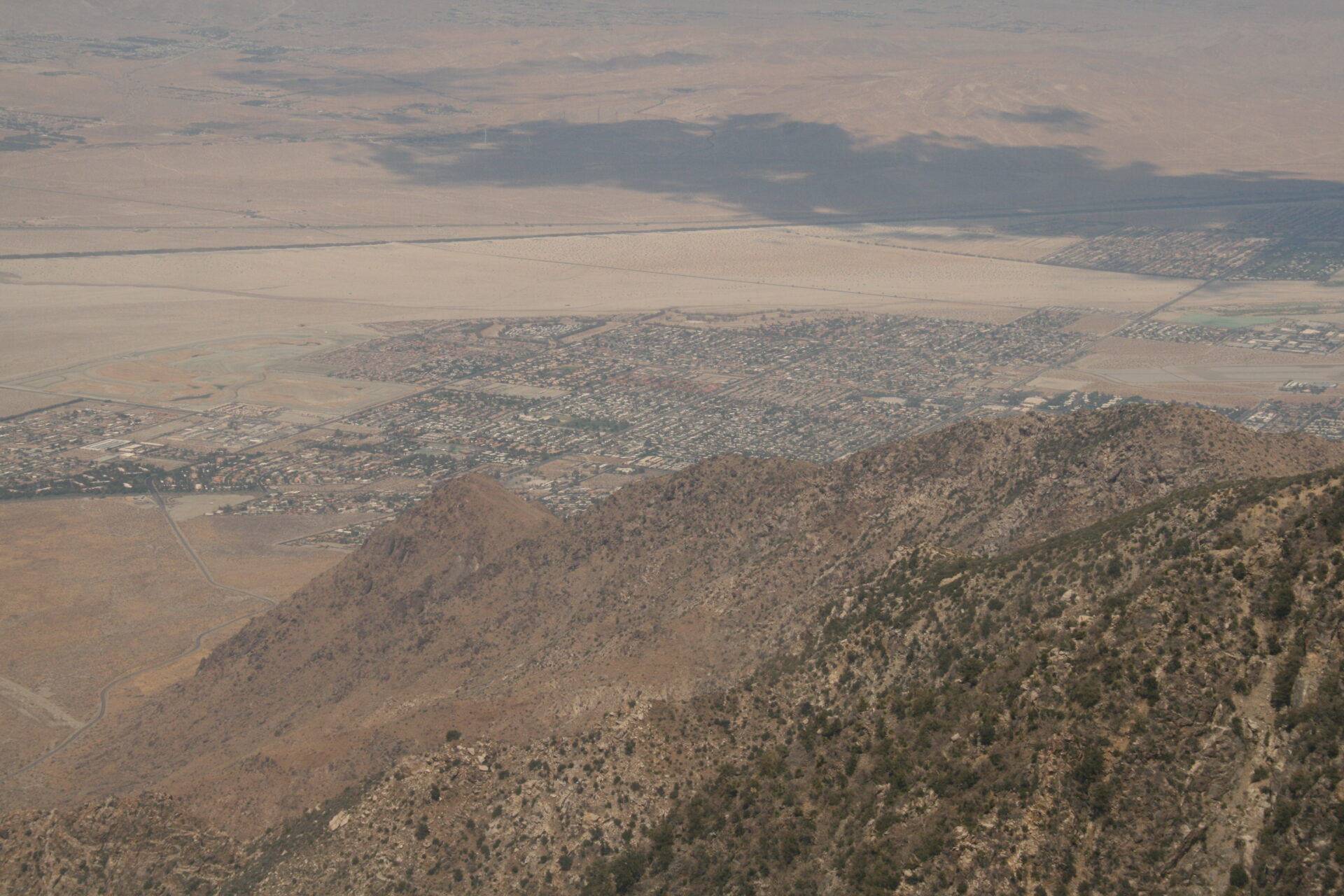luftaufnahme-palm-springs-trocken-wueste_foto-stefan-weissenborn Blick vom 3302 Meter hohen Mount Jacindo auf Palm Springs