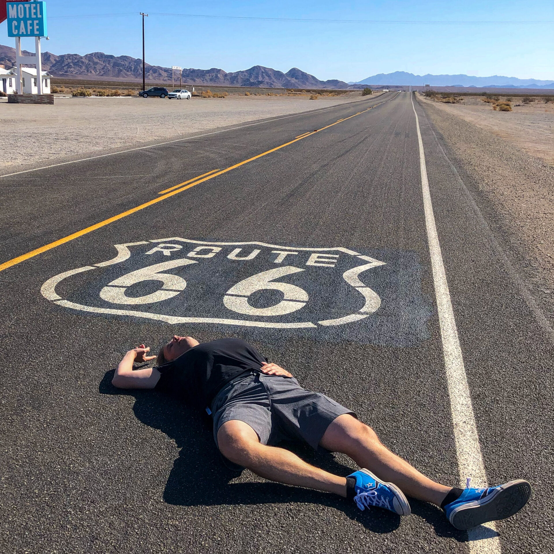 mann-auf-strasse-roys-motel-cafe-amboy-kalifornien_foto-ralf-johnen Autor Ralf liegt auf dem Asphalt der Route 66 bei Roy's Motel in Kalifornien