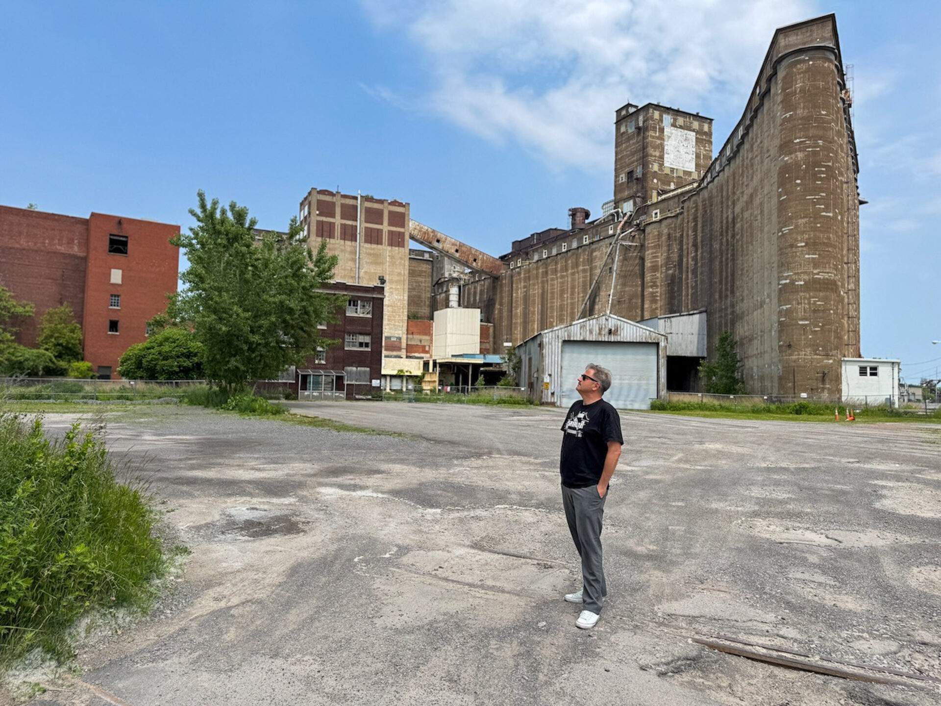 Autor vor den Getreidesilos in Buffalo 