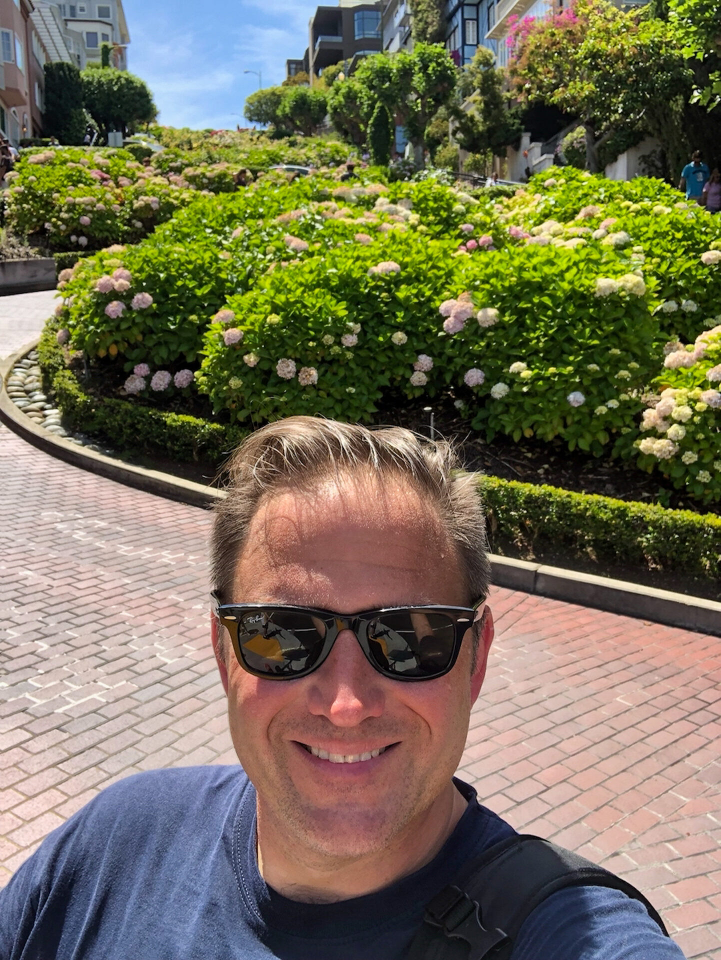 mann-vor-lombard-street-san-francisco_foto-ralf-johnen Autor Ralf vor den Kurven der Lombard Street in San Francisco