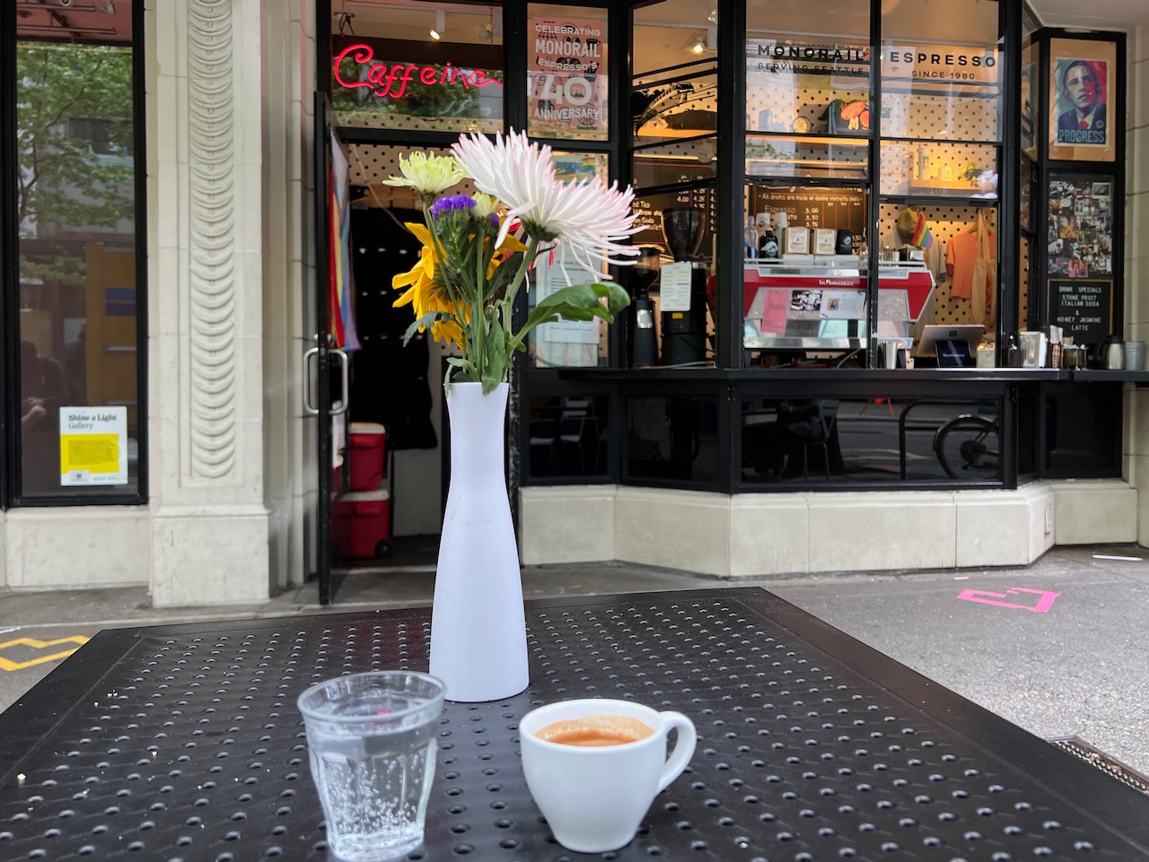 monorail-espresso-seattle_foto-ralf-johnen Espresso mit Blumengedeck bei Monorail Espresso