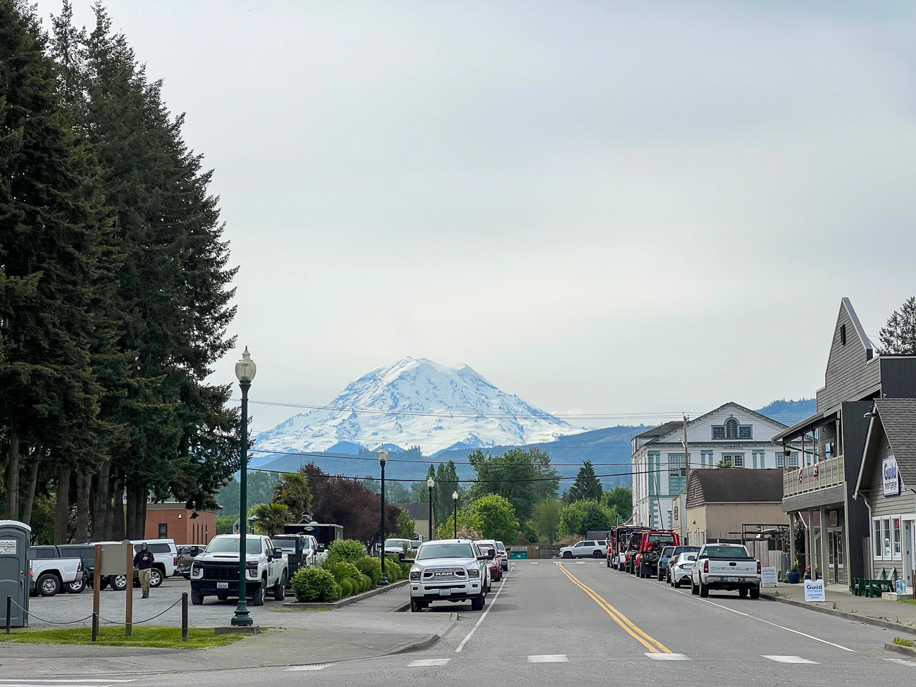 mount-rainier-gesehen-aus-orting-washington_foto-ralf-johnen Der weithin sichtbare Gipfel des Mount Rainier fotografiert in dem kleinen Ort Orting