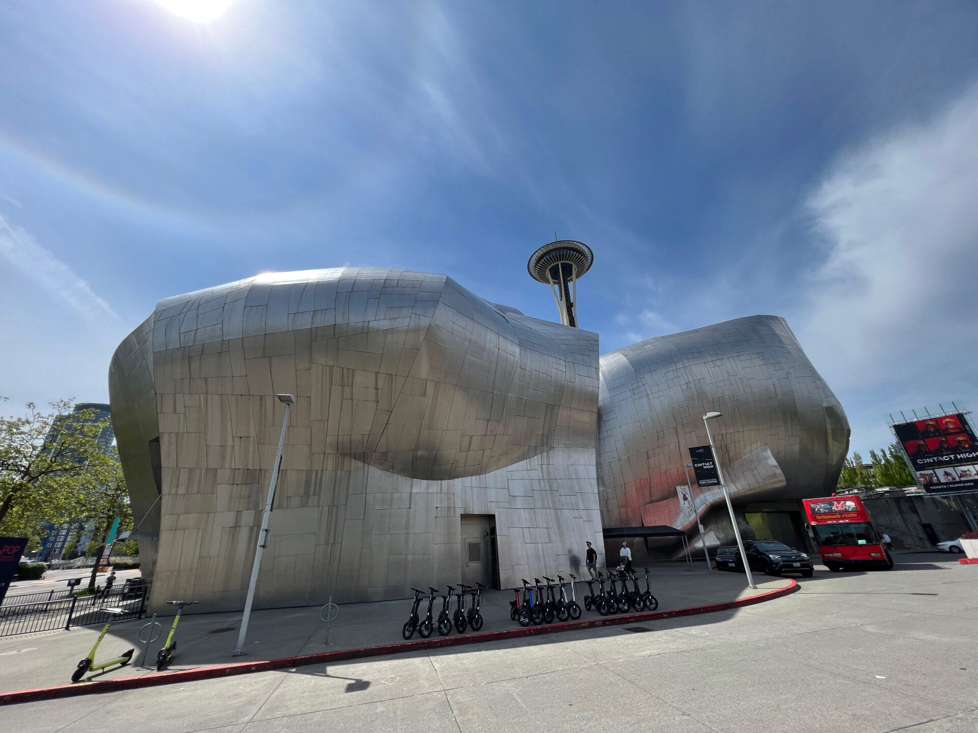 museum-of-popular-culture-seattle-gehry_foto-ralf-johnen Das Museum of Popular Culture von Frank O. Gehry in Seattle mit der Space Needle