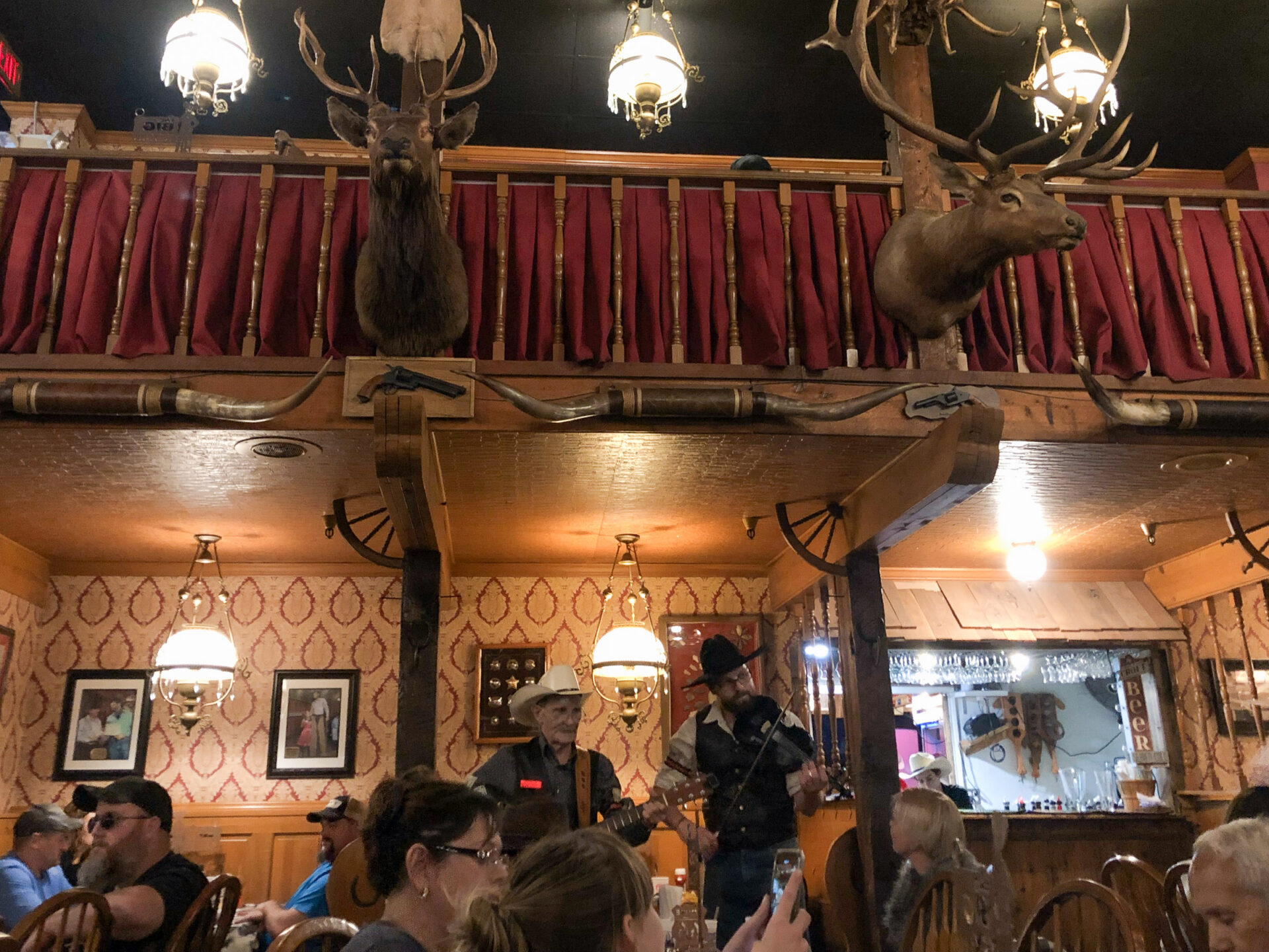 Band spielt auf Bühne im The Big Texan Steakhouse in Amarillo mit Hirschgeweihen an der Wand 
