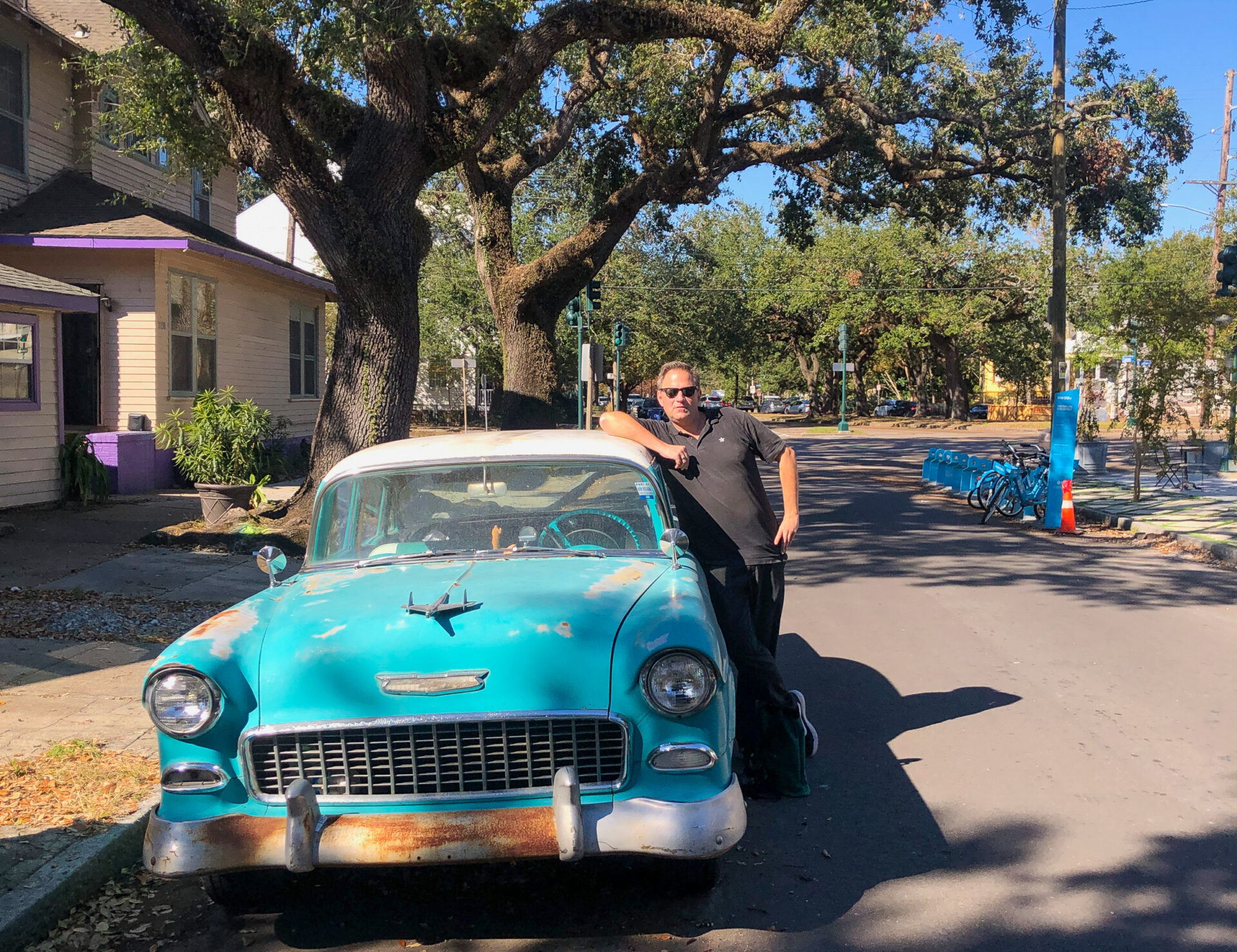 new-orleans-autor-mit-cadillac_foto-ralf-johnen Türkisgrüner Cadillac mit Heckflossen unter einer Virginia-Eiche in New Orleans