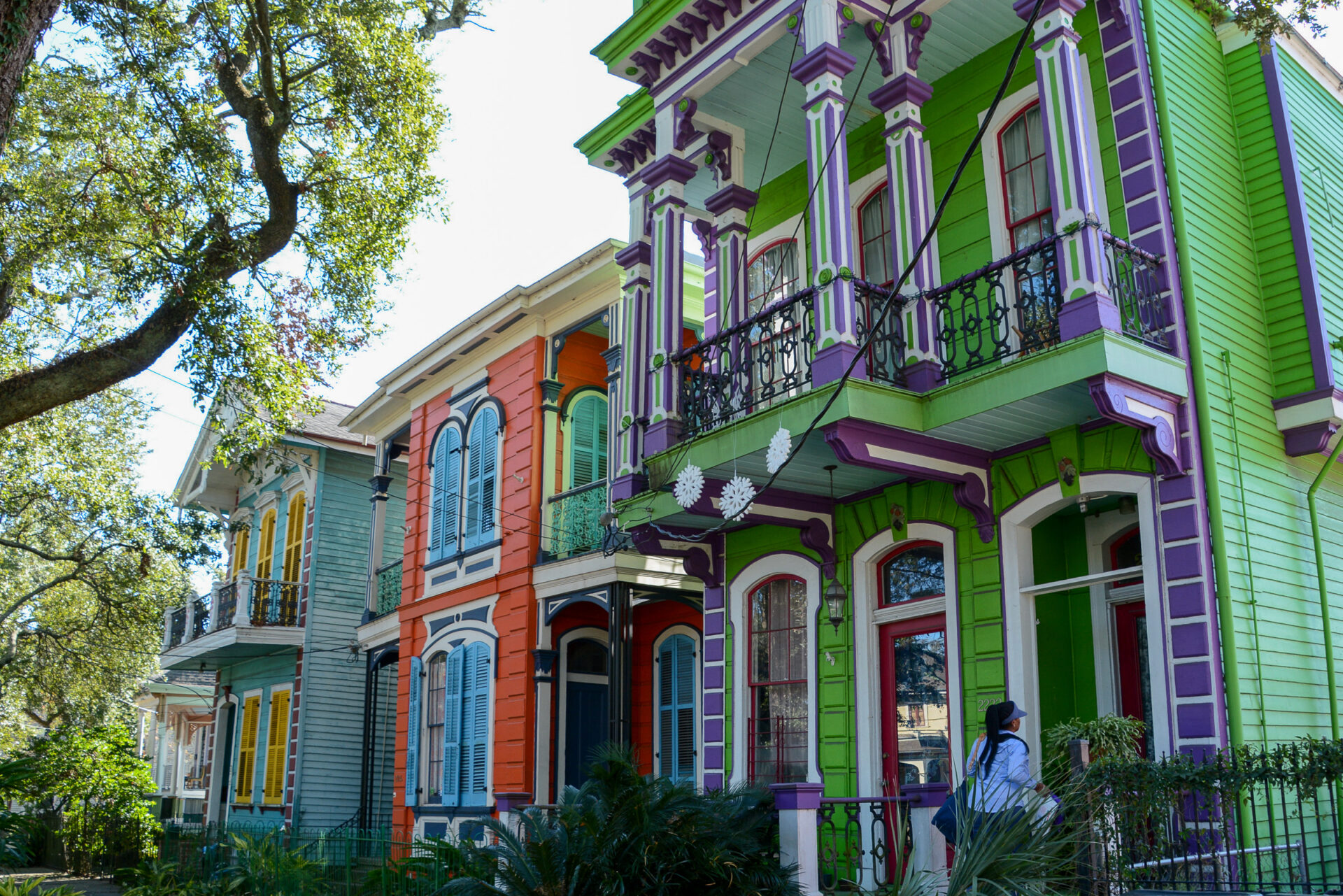 new-orleans-strassenszene-esplanade-avenue_foto-ralf-johnen Holzhäuser mit bunten Fassaden auf Esplanade Avenue in New Orleans