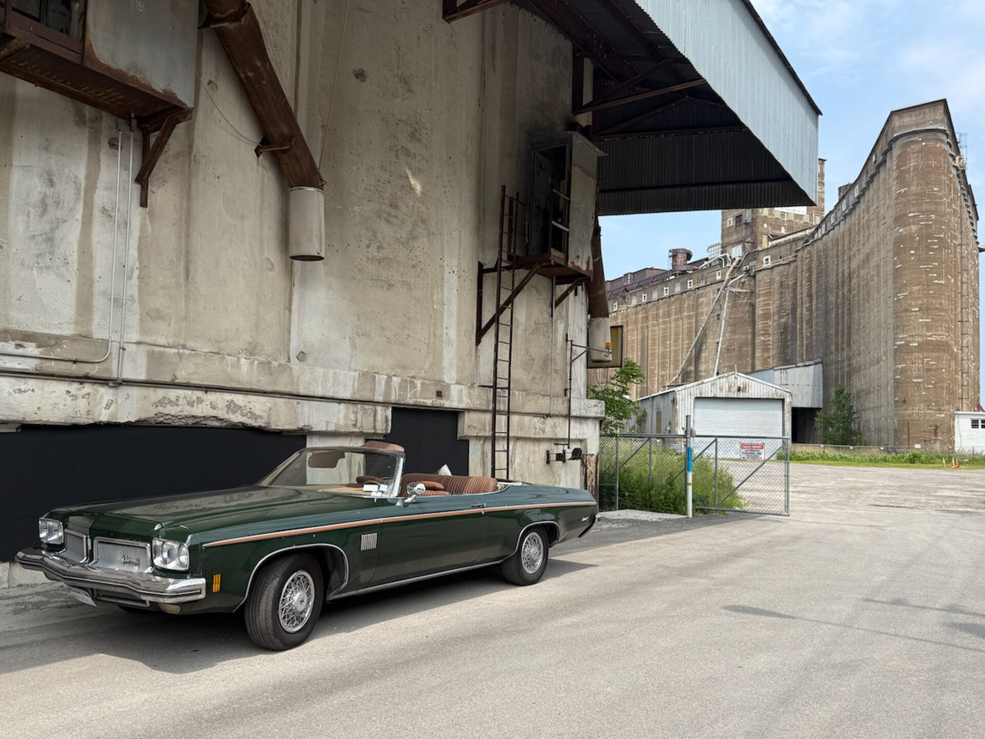 Oldtimer vor Getreidespeicher in Buffalo, New York 