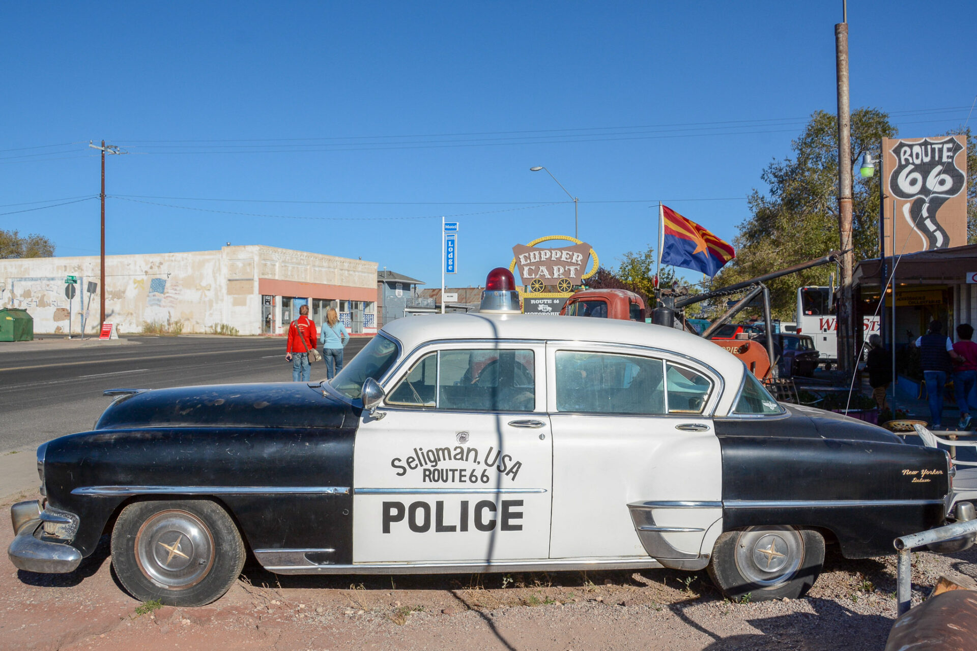 Ausrangierte Polizeiwagen mit Heckflossen in Seligman, Arizona