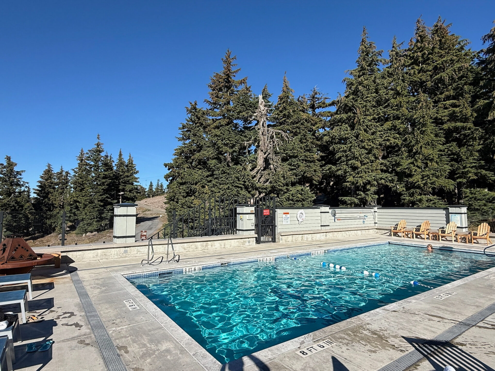 Der Hotelpool der Timberline Lodge am Mount Hood in Oregon 