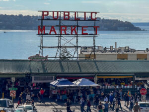 Blick auf den Public Market an Seattles Waterfront
