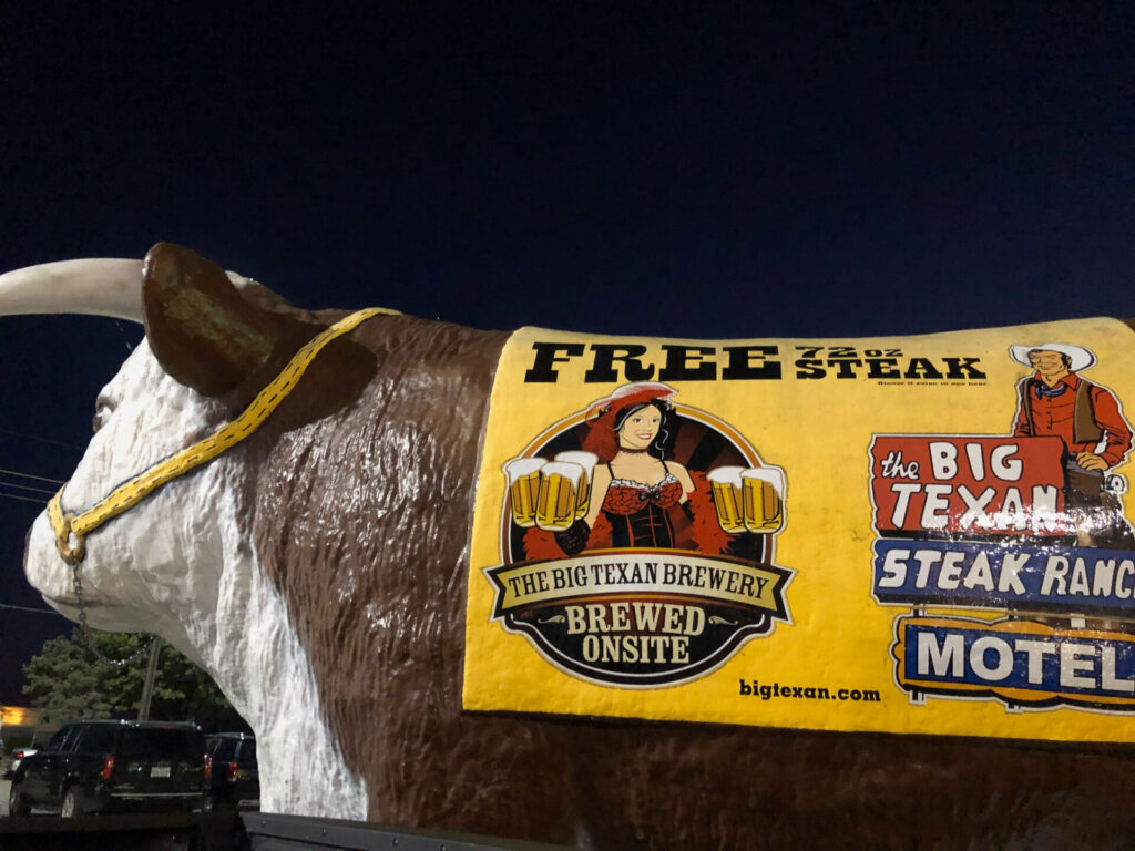 Werbung auf dem Rücken eines stilisierten Stiers bei der Big Texan Steak Ranch