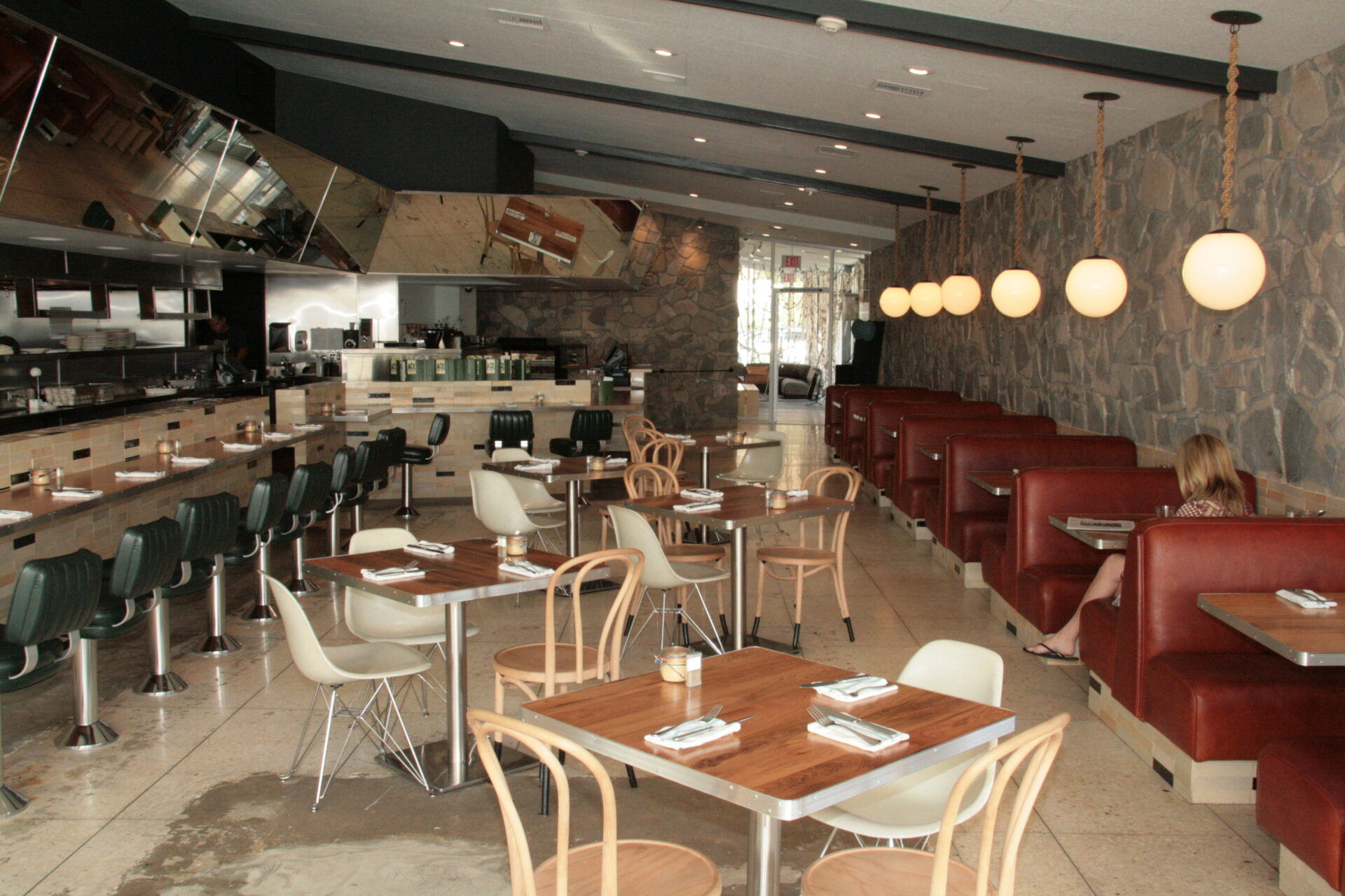 restaurant-ace-hotel-palm-springs-vintage-mobiliar_foto-stefan-weissenborn Restaurant des Ace Hotel in Palm Springs