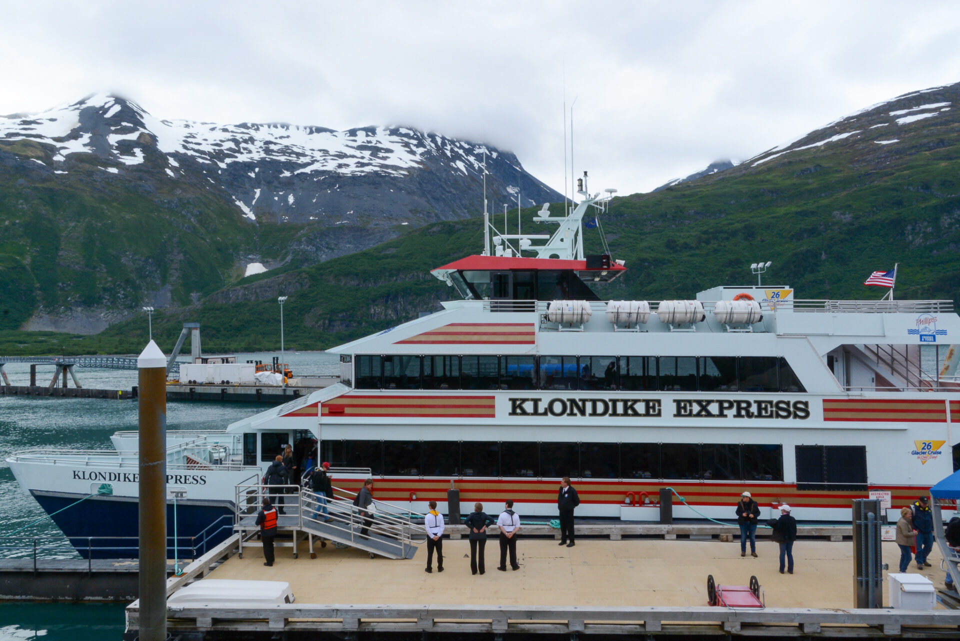 Aussenansicht der MS Klondike im Hafen von Whittier in Alaska 