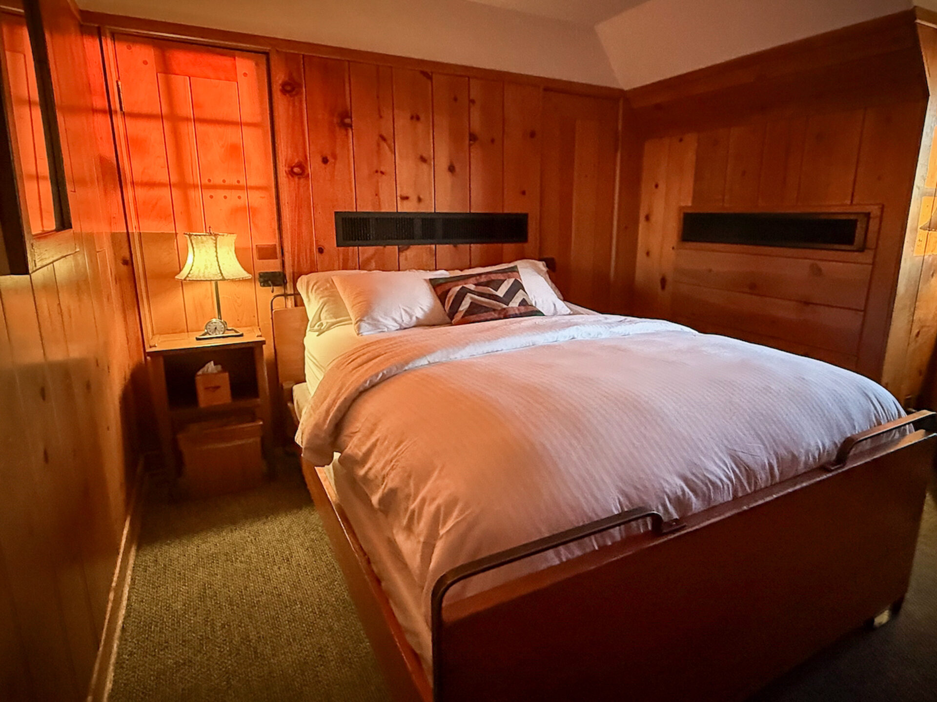 Zimmer mit holzvertäfelten Wänden in der Timberline Lodge am Mount Hood 