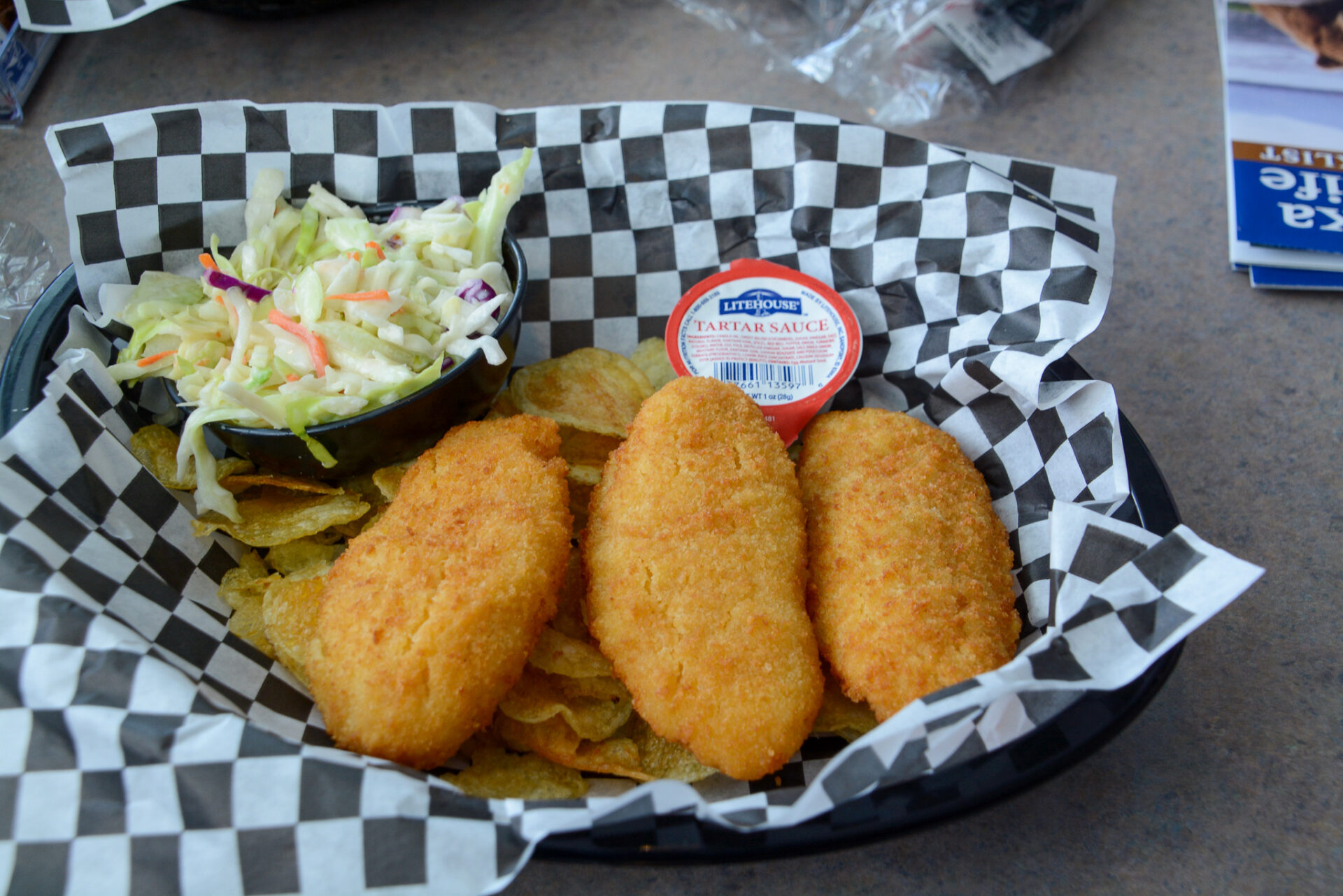 Heilbutt-Nuggets mir Cole Slaw als Lunch an Bord der MS Klondike in Alaska 