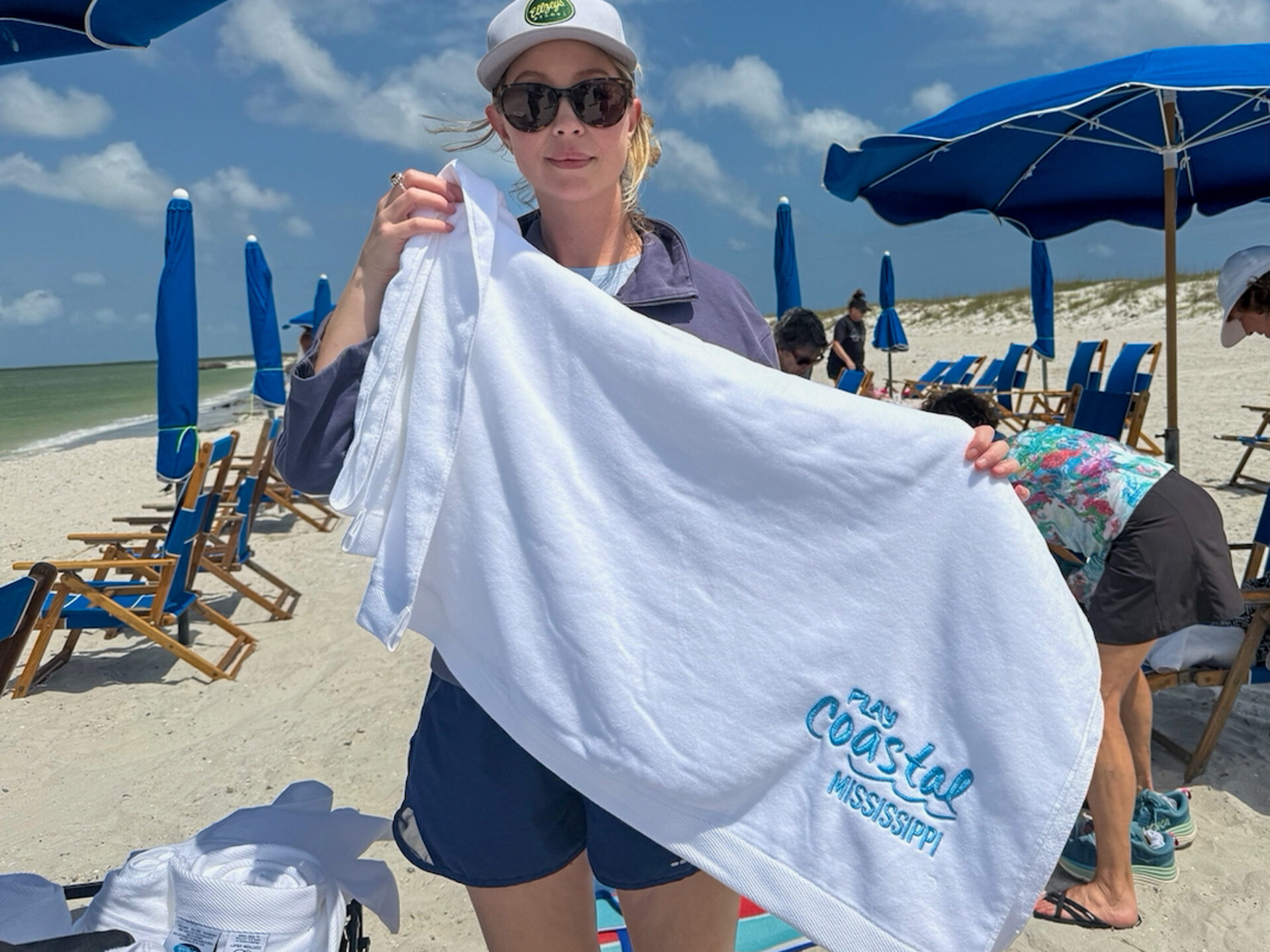 Frau hält Handtuch der Tourismusregion Coastal Mississippi 