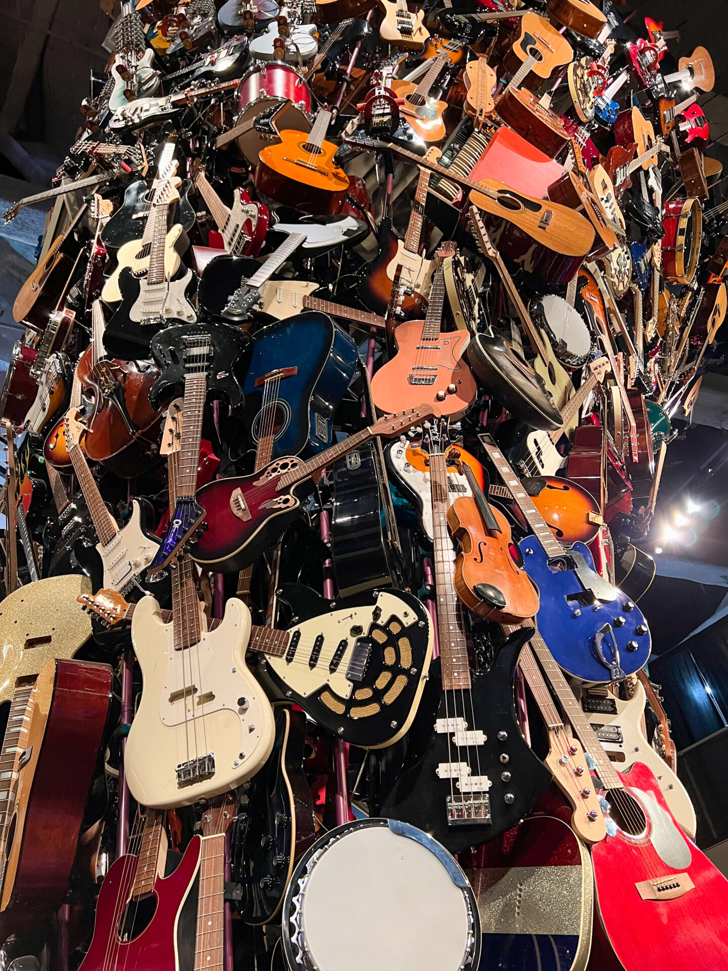 skulptur-aus-gitarren-seattle_foto-ralf-johnen Skulptur aus Gitarren im MoPop in Seattle