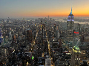 Blick auf die Skyline von New York City mit dem Empire State Building während des Sonnenuntergangs