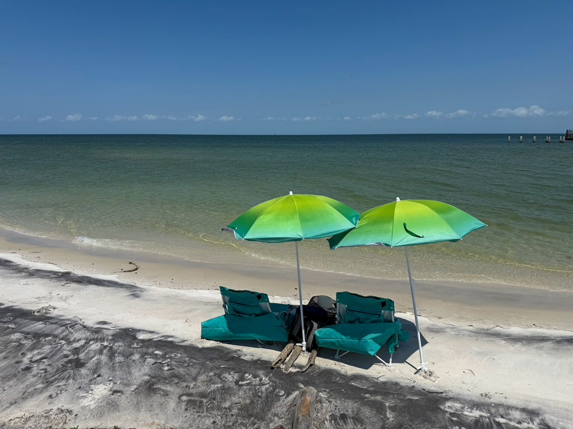 Zwei Sonnenschirme am Strand von Ship Island, einer Insel im Golf von Mexiko, die zu Mississippi gehört