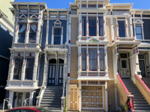 Stadtvillen mit pastellfarbenen Fassaden in der Haight Street in San Francisco