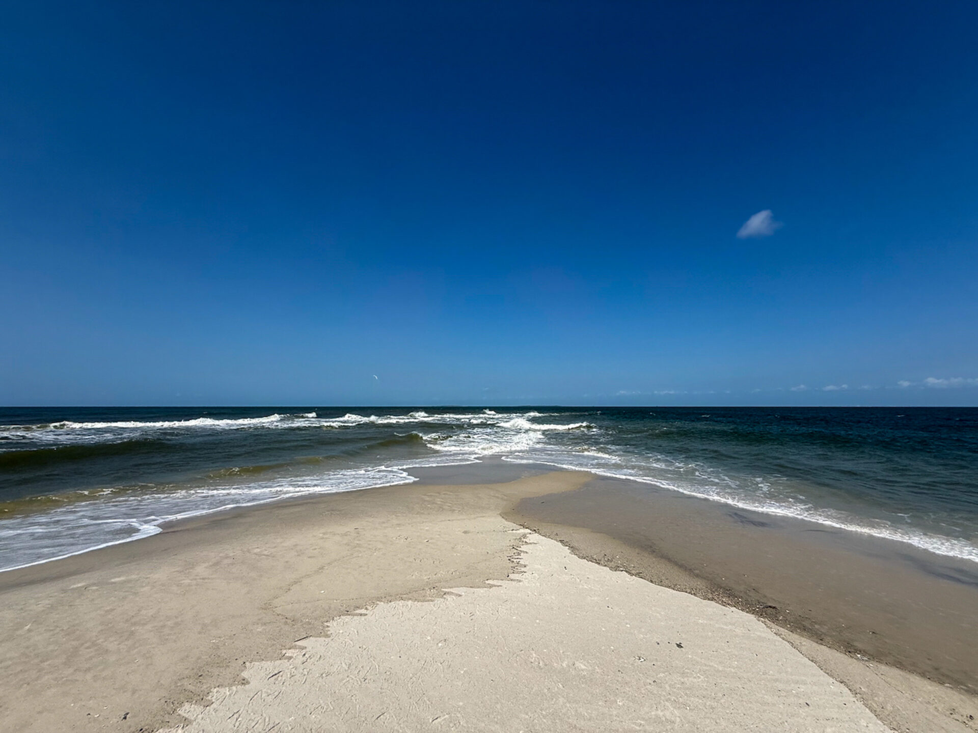 Zusammenfließend Meeresströmungen an der Spitze der Golfinsel Ship Island 
