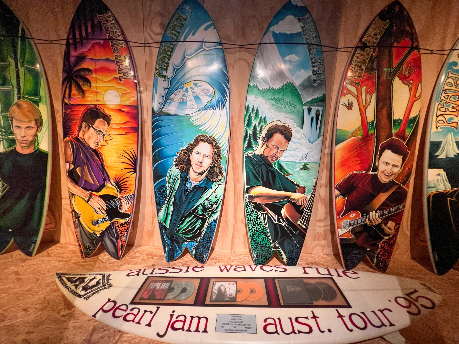 surfbretter-pearl-jam-seattle-museum-of-popular-culture_foto-ralf-johnen Surfbretter mit Porträts der Mitglieder von Pearl Jam im Museum of Popular Culture in Seattle