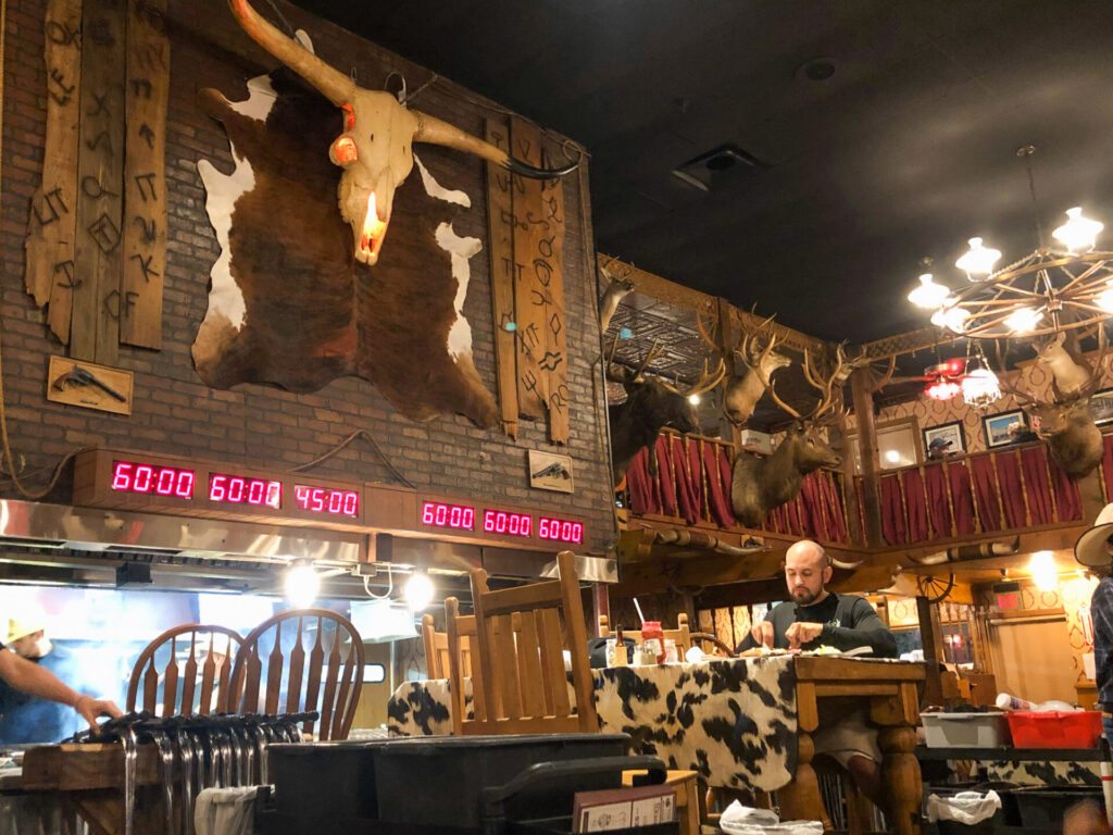 Ein Mann isst auf der Bühne des Big Texan Steakhouse in Amarillo im Kampf gegen die Uhr 