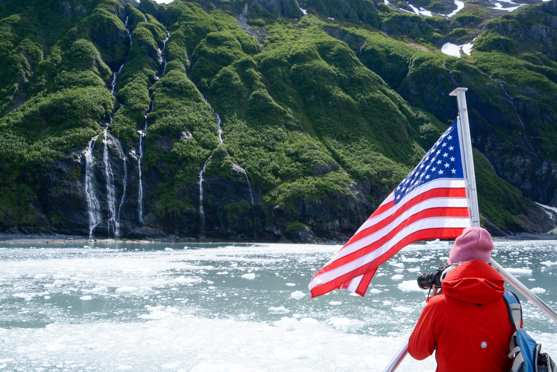Blick auf die bewaldete Felsenküste im Prinz William Sound in Alaska 