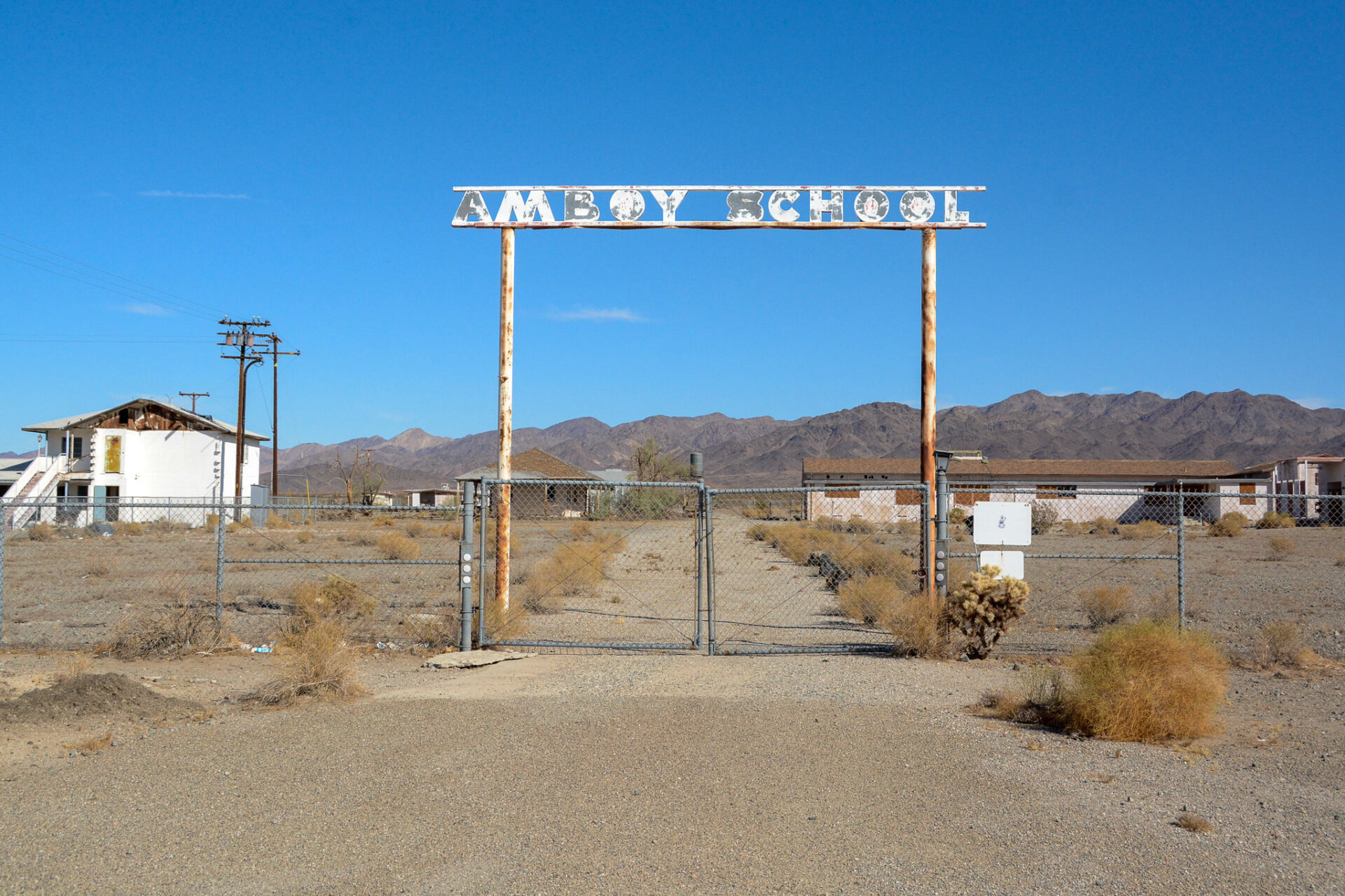 verblichenes-schulschild-tumbleweed-amboy-kalifornien_foto-ralf-johnen Verblichenes Schild erinnert an die ehemalige Schule von Amboy an der Route 66 in Kalifornien