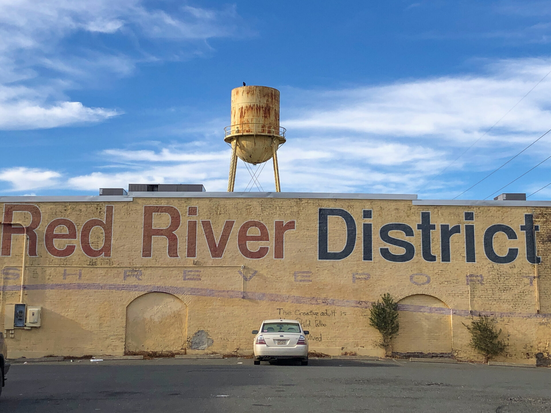 wasserturm-red-river-district_foto-ralf-johnen Lagerhalle mit Wasserspeicher bei einem Parkplatz in Shreveport, Louisiana