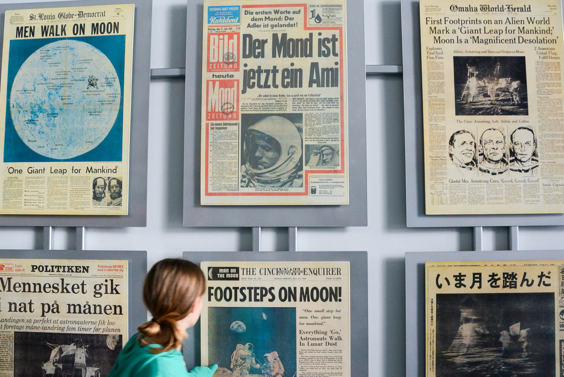 Cape-Canaveral-Zeitungen-Kind_Foto-Ralf-Johnen Kind staunt über Zeitungsausschnitte über Mondlandung im Kennedy Space Center in Florida
