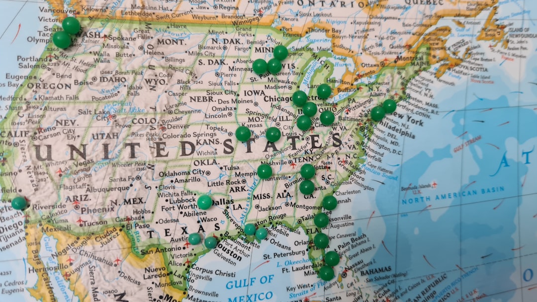 Karte der USA mit Pins darauf als Symbol für die Einreise in die USA 