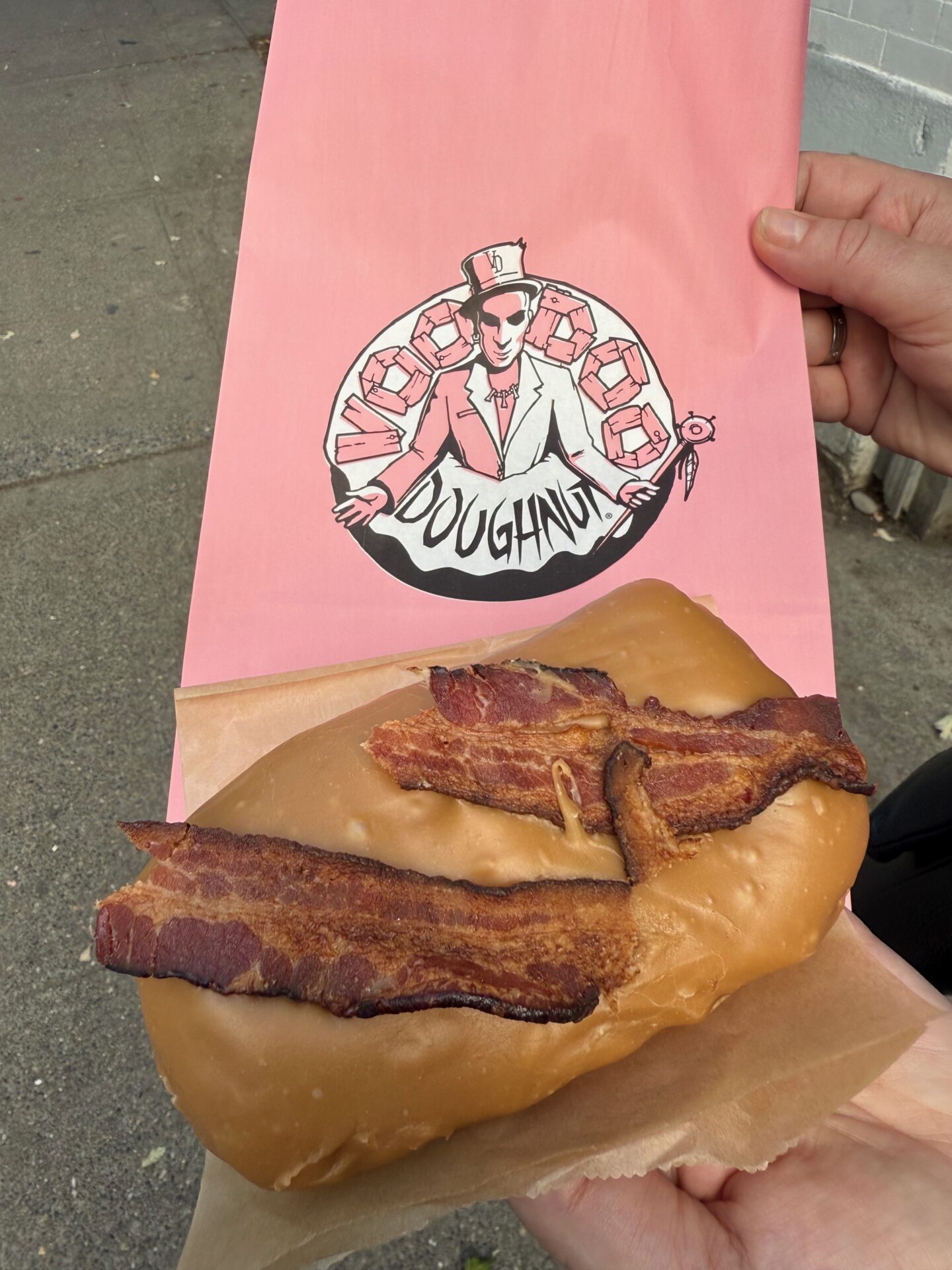 maple-bacon-voodoo-doughnut-portland-oregon_foto-ralf-johnen Maple-Bacon Donut bei Voodoo Donuts in Portland, Oregon