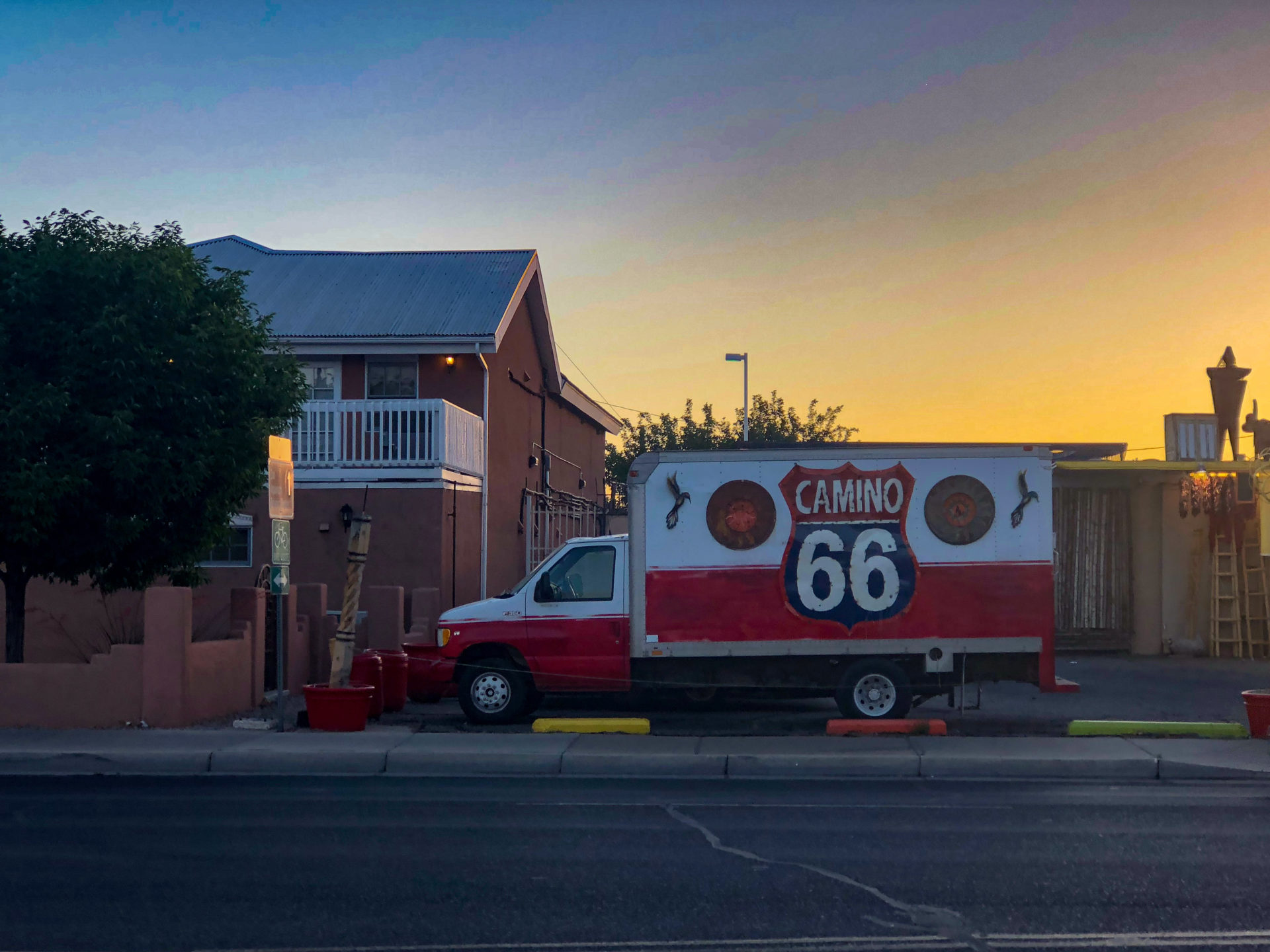 Lkw-El-Camino-66-Albuquerque_Foto-Ralf-Johnen Die Route 66 auf Spanisch: Lkw mit der Aufschrift Camino 66 in Albuquerque