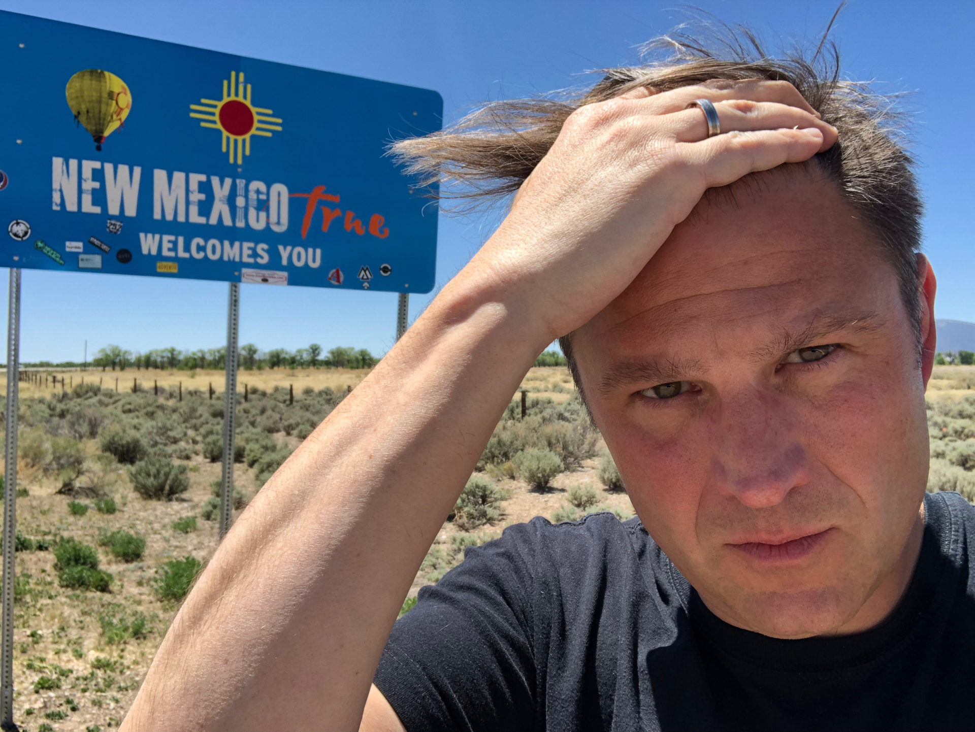 New-Mexico-Schild_Foto-Ralf-Johnen Autor Ralf Johnen vor einem Schild mit der Aufschrift "New Mexico Welcomes You"