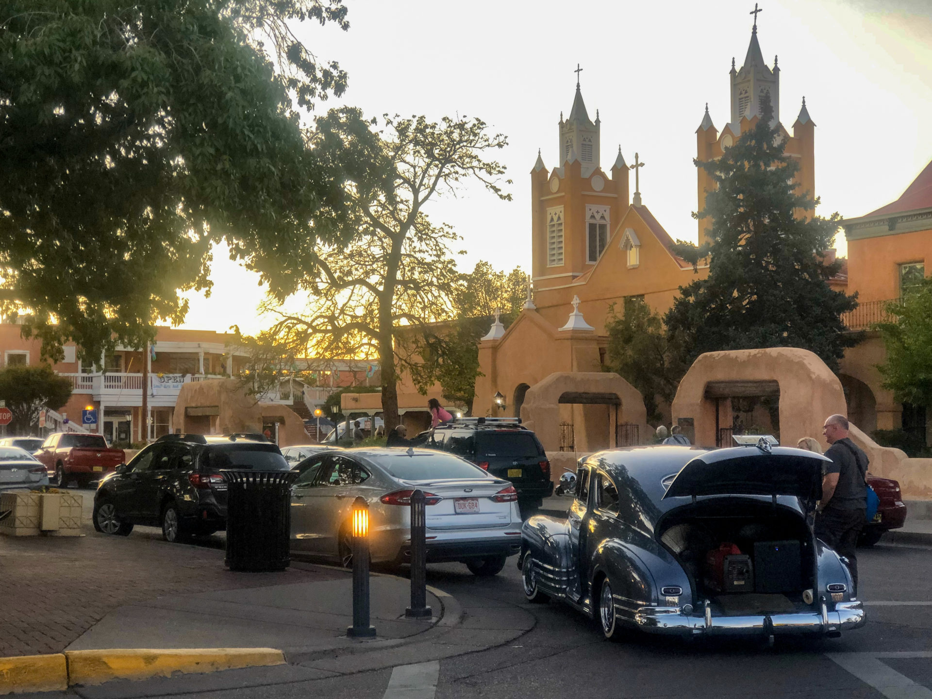 Oldtimer-Kirche-San-Felipe-de-Neri-Old-Town-Albuquerque_Foto-Ralf-Johnen Ein fotogener Oldtimer vor der Kirche San Felipe de Neri in Old Town Albuquerque