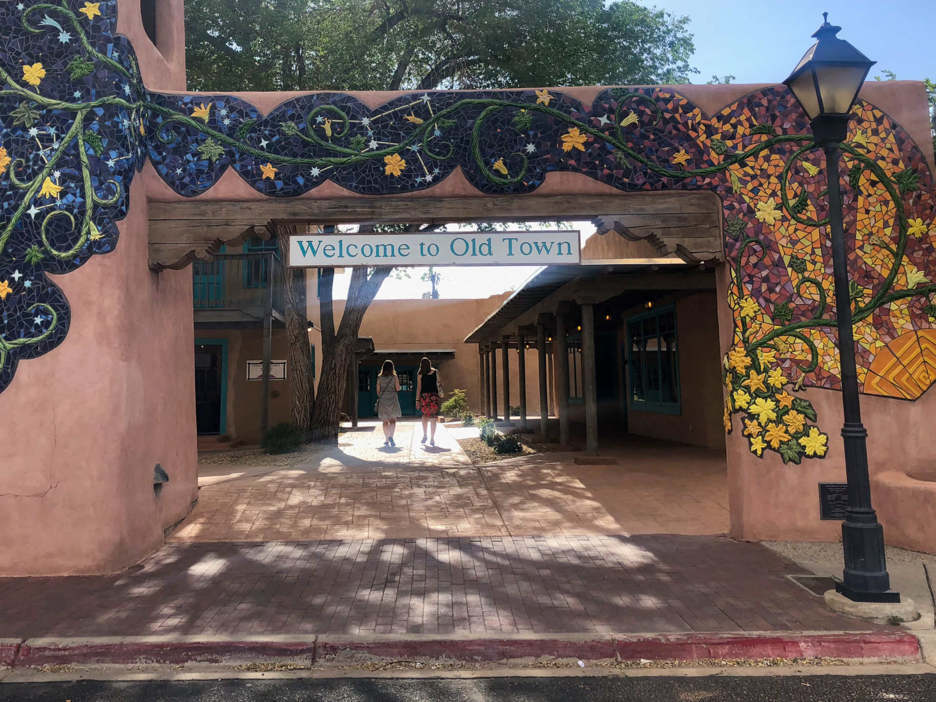Welcome-to-Old-Town-Albuquerque_Foto-Ralf-Johnen Portal zur historischen Innenstadt von Albuquerque im US-Bundesstaat New Mexico