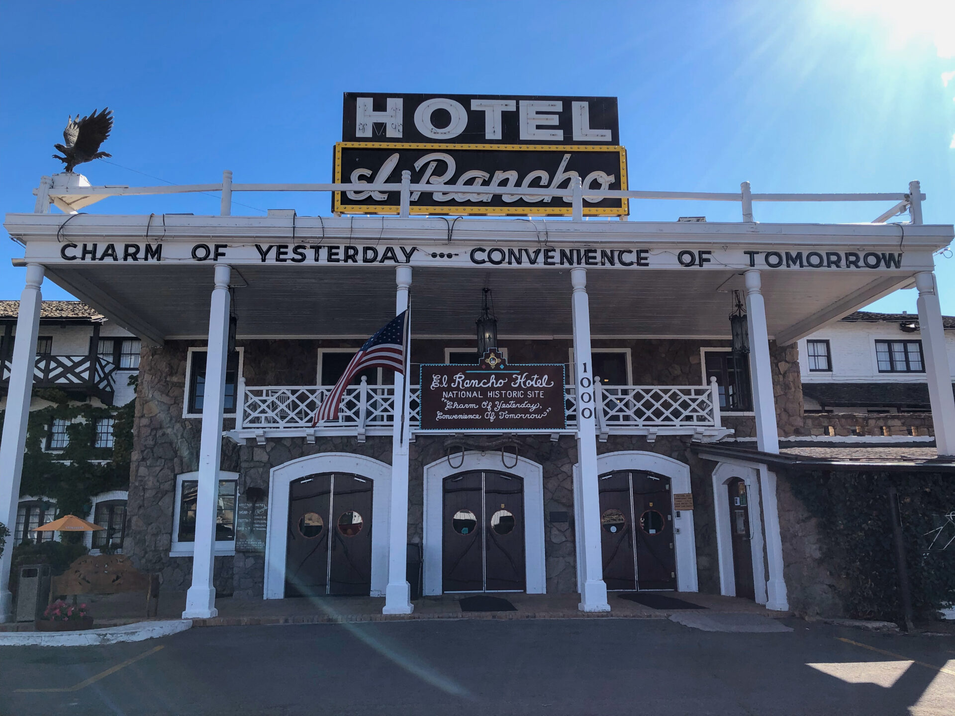 aussenaufnahme-fassade-el-rancho-hotel-gallup-route66-new-mexico_foto-ralf-johnen Ansicht des Eingangs des El Rancho Hotel an der Route 66 in New Mexico