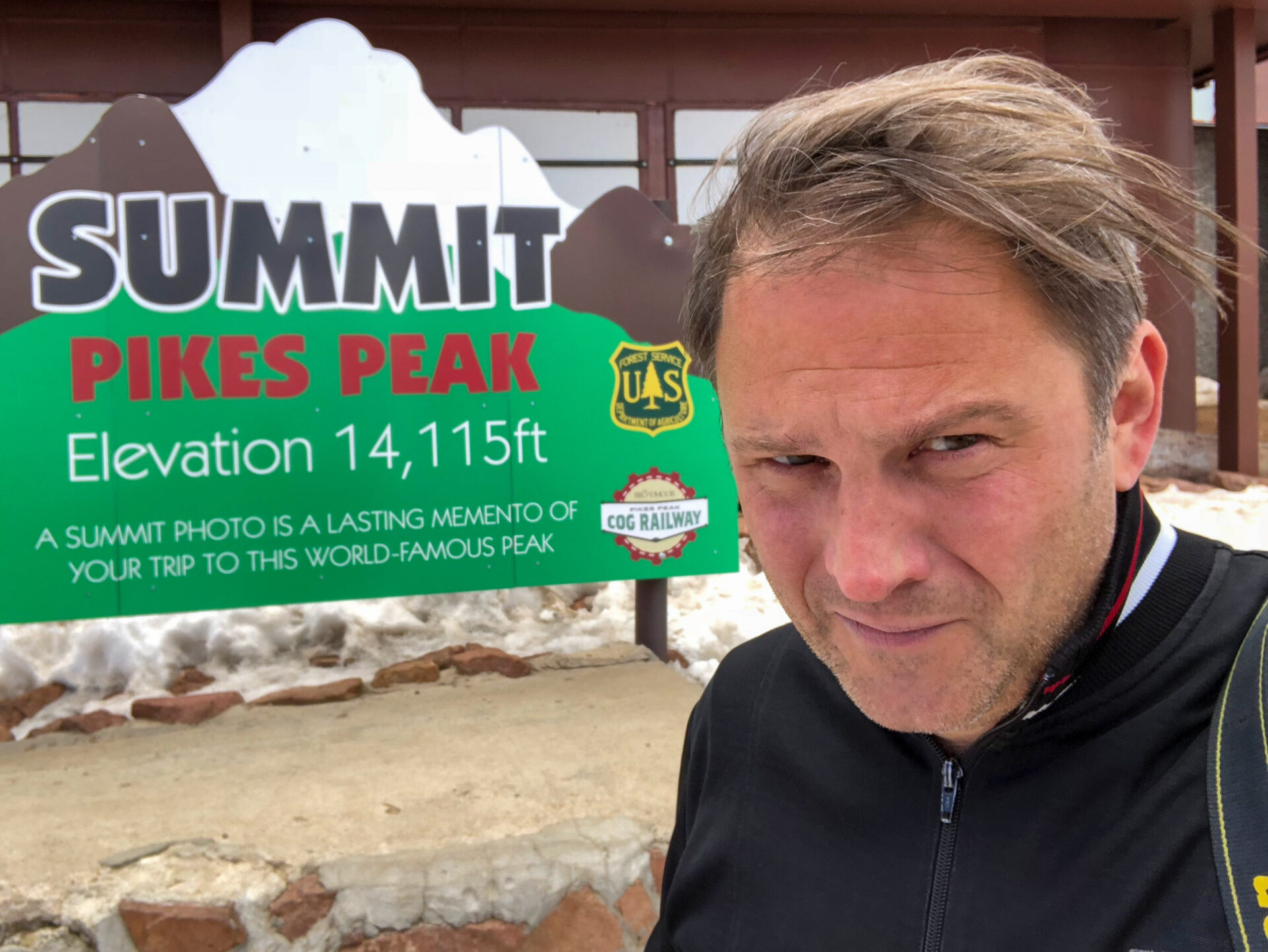 Der Autor Ralf Johnen auf dem windigen Gipfel des Pikes Peak in Colorado