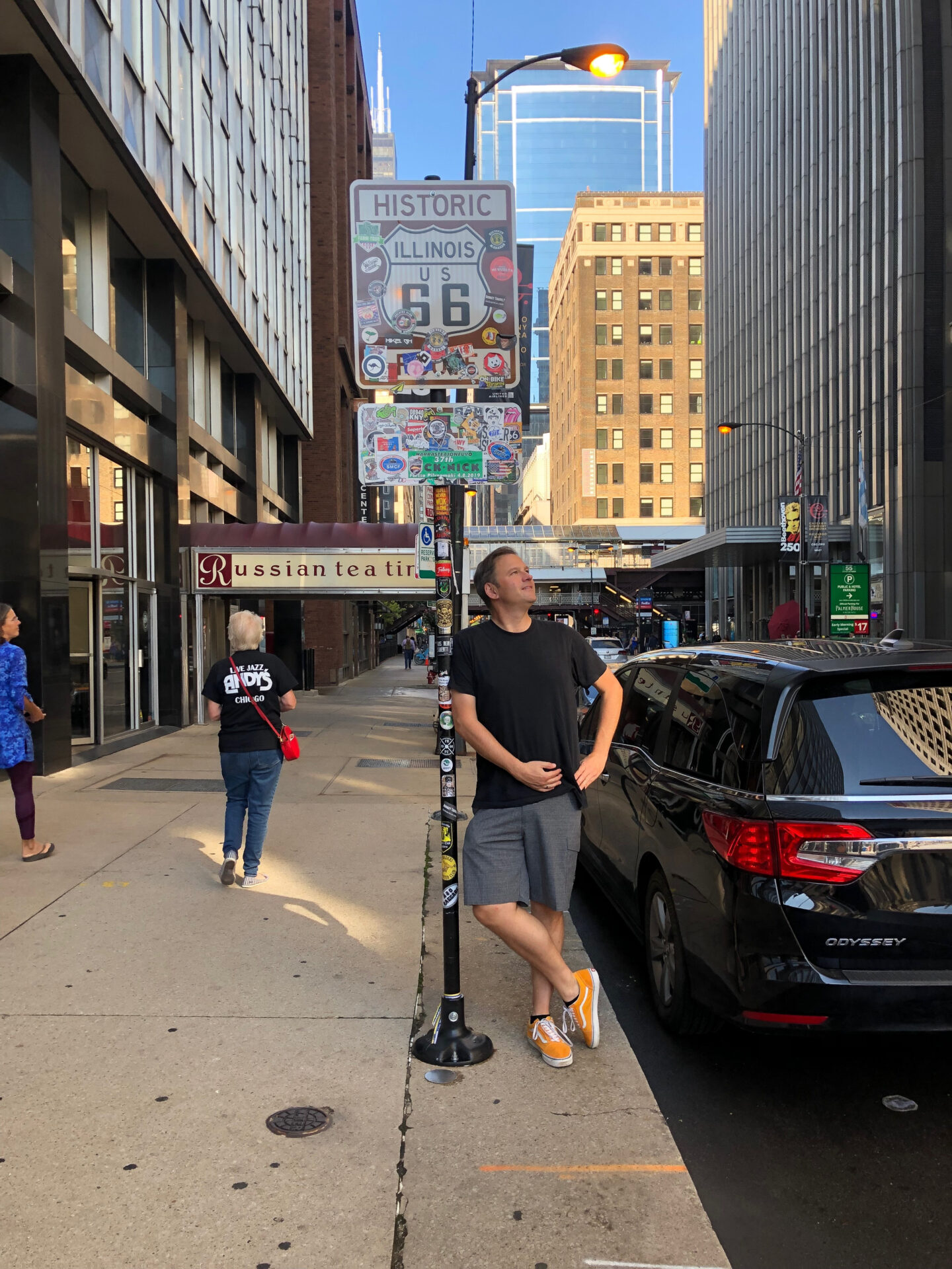 Autor Ralf neben dem Hinweisschild für den historischen Anfang der Route 66 in Downtowm Chicago
