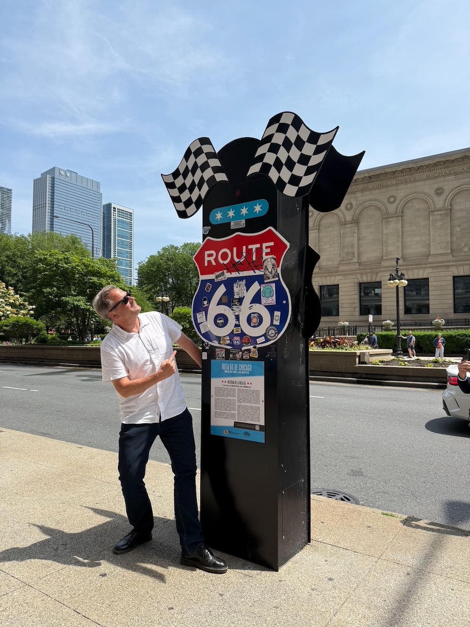 Autor Ralf Johnen beim neuen Monument, das auf den Start der Route 66 in Chicago hinweist