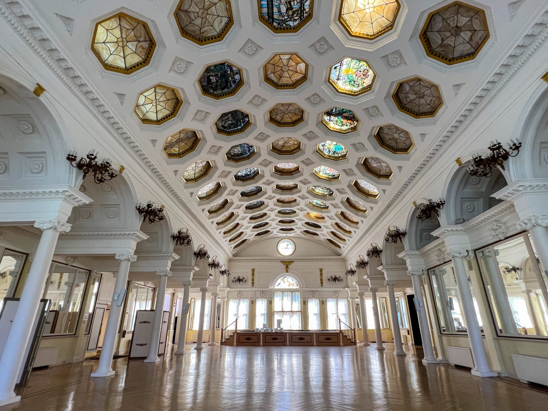 ballsaal-im-casino-saratoga-springs-newyorkstate_foto-ralf-johnen Der Ballsaal im Canfield Casino von Saratoga Springs verfügt über in die Decke eingelassene Achtecke aus Bleiglas
