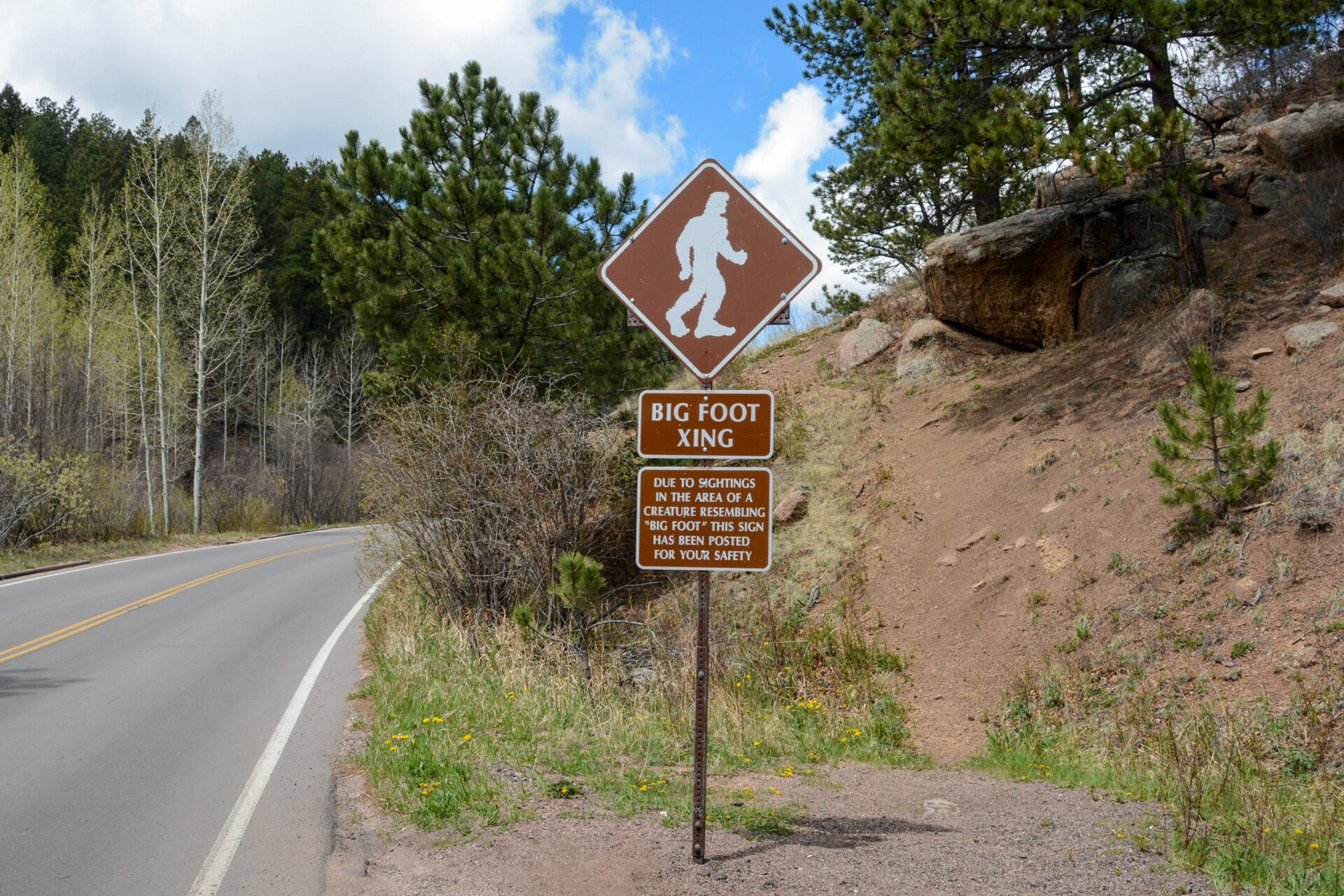 Schild warnt vor einem Bigfoot am Fuße des Pikes Peak in Colorado