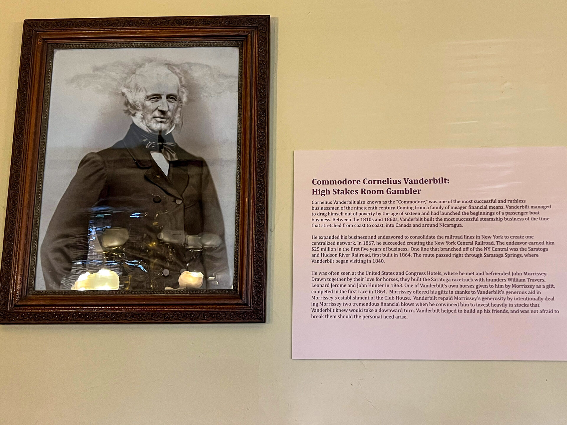 cornelius-vanderbilt-saratoga-springs-newyorkstate_foto-ralf-johnen Eines der wenigen Fotos von Industriemagnat Cornelius Vanderbilt hängt im Museum von Saratoga Springs, wo Amerikas Mineralwasser in blauen Flaschen abgefüllt wird