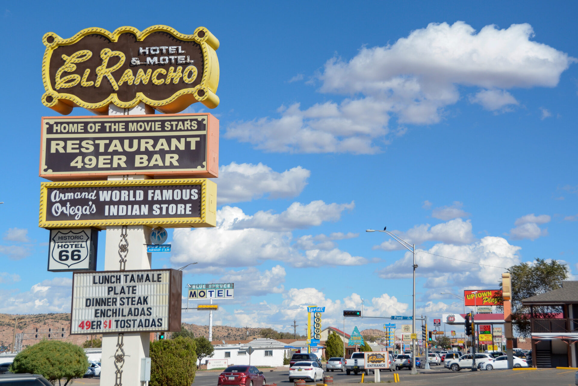 el-rancho-hotel-gallup-route66_foto-ralf-johnen Ein Neonschild weist auf das historische El Rancho Hotel in Gallup, New Mexico, hin