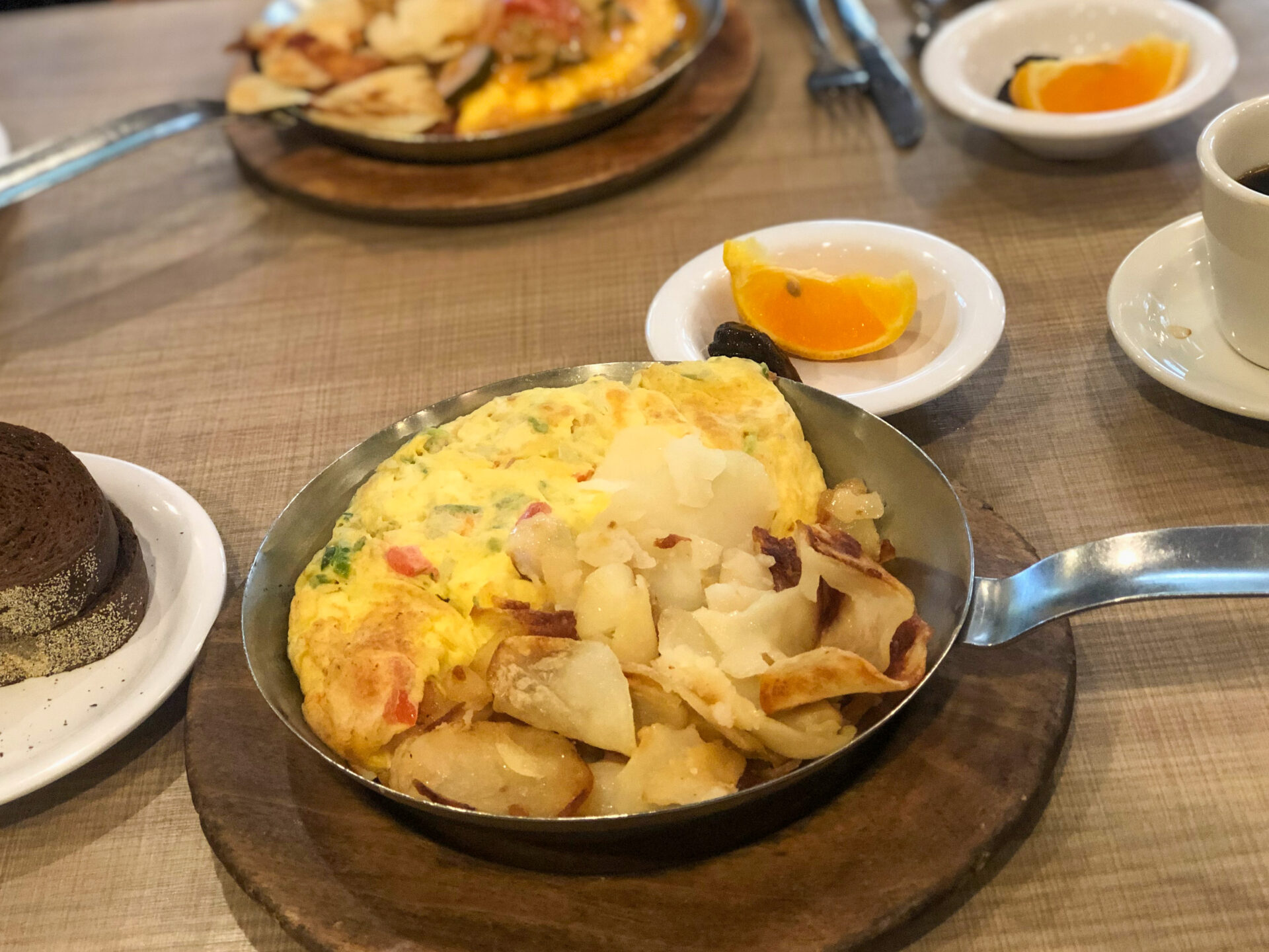 Traditionelles Frühstück bei Lou Mitchell's Diner mit Hash Browns am Startpunkt der Route 66 in Chicago