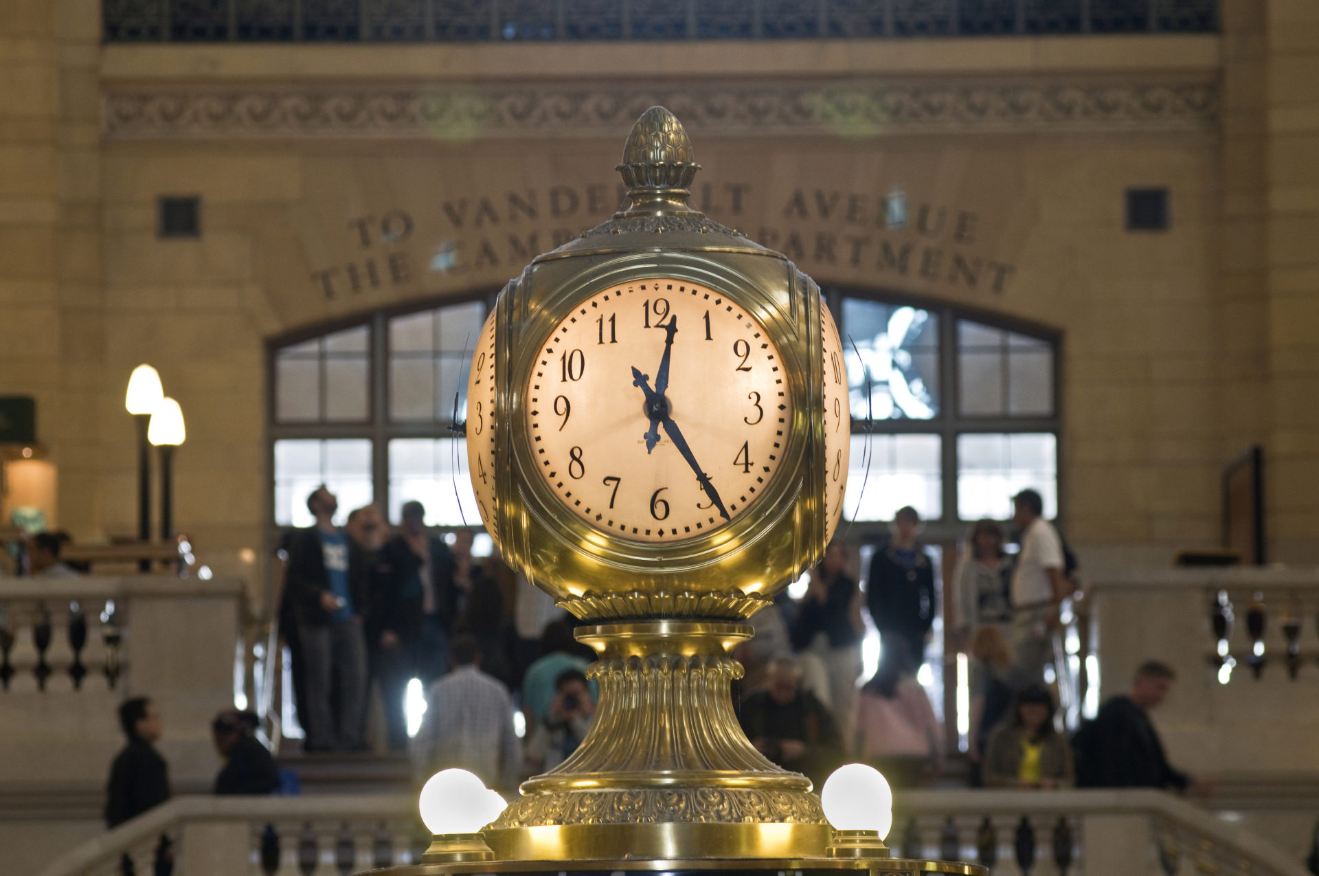 Die Uhr in der Empfangshalle des Bahnhofs Grand Central in the Big Apple.