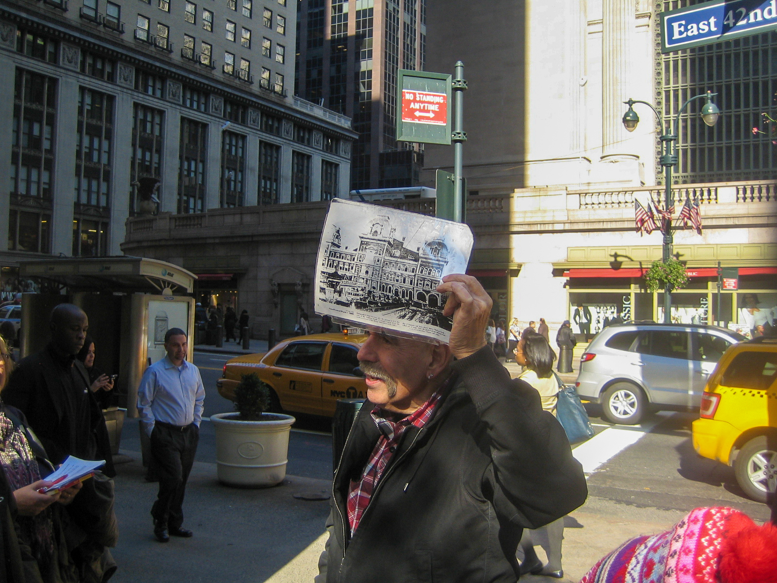 Ein Guide mit einem Foto vor Grand Central Station in New York City